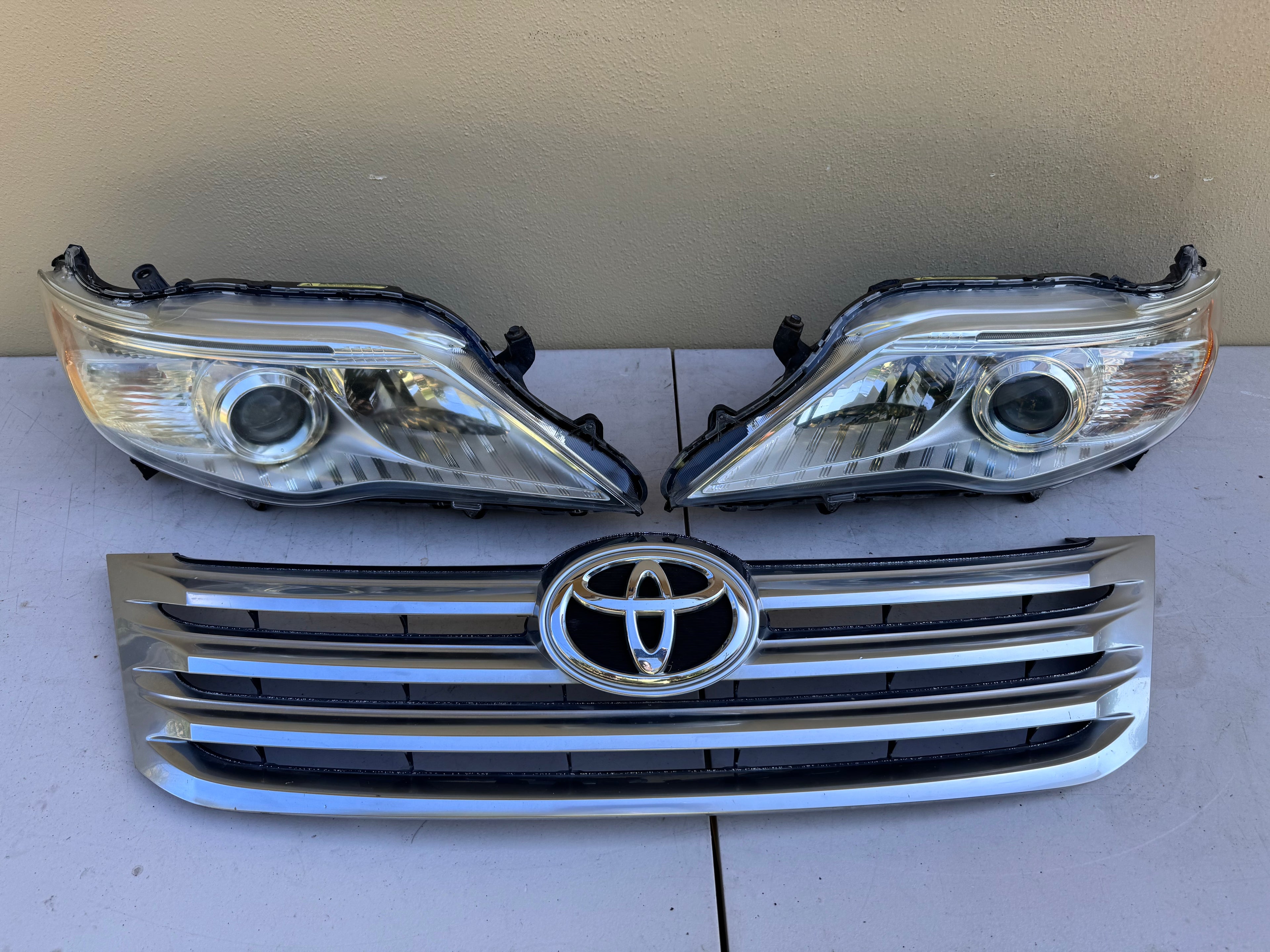 2011 2012 Toyota Avalon Xenon Headlight HID LH RH Pair Headlamp w/Grille OEM