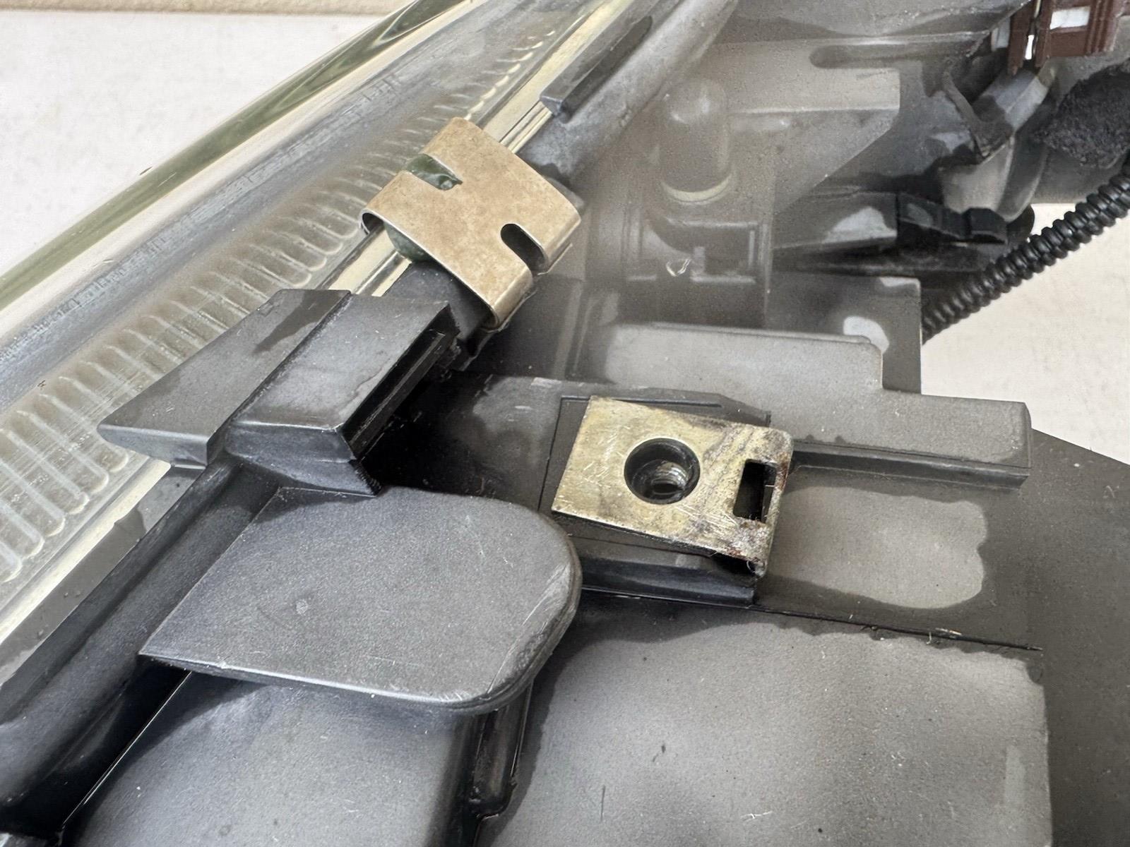 03-06 Volvo S80 OEM Right RH HID Headlight Assembly w/Turn Signal