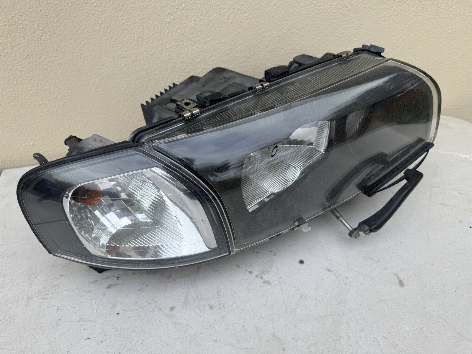 03-06 Volvo S80 OEM Right RH HID Headlight Assembly w/Turn Signal