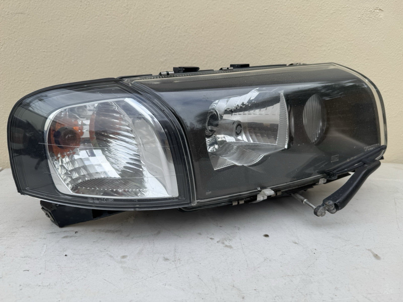 03-06 Volvo S80 OEM Right RH HID Headlight Assembly w/Turn Signal