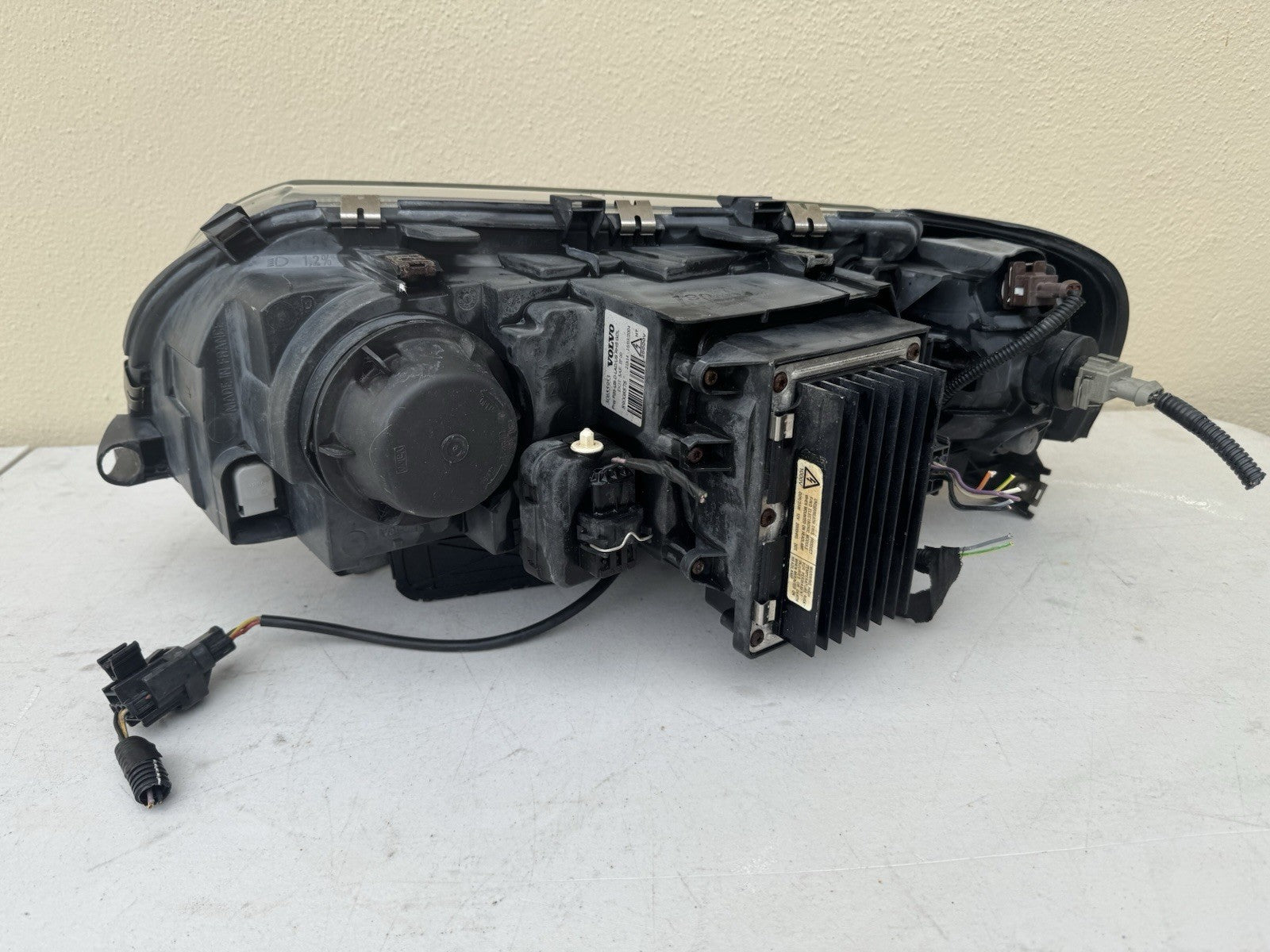 03-06 Volvo S80 OEM Right RH HID Headlight Assembly w/Turn Signal