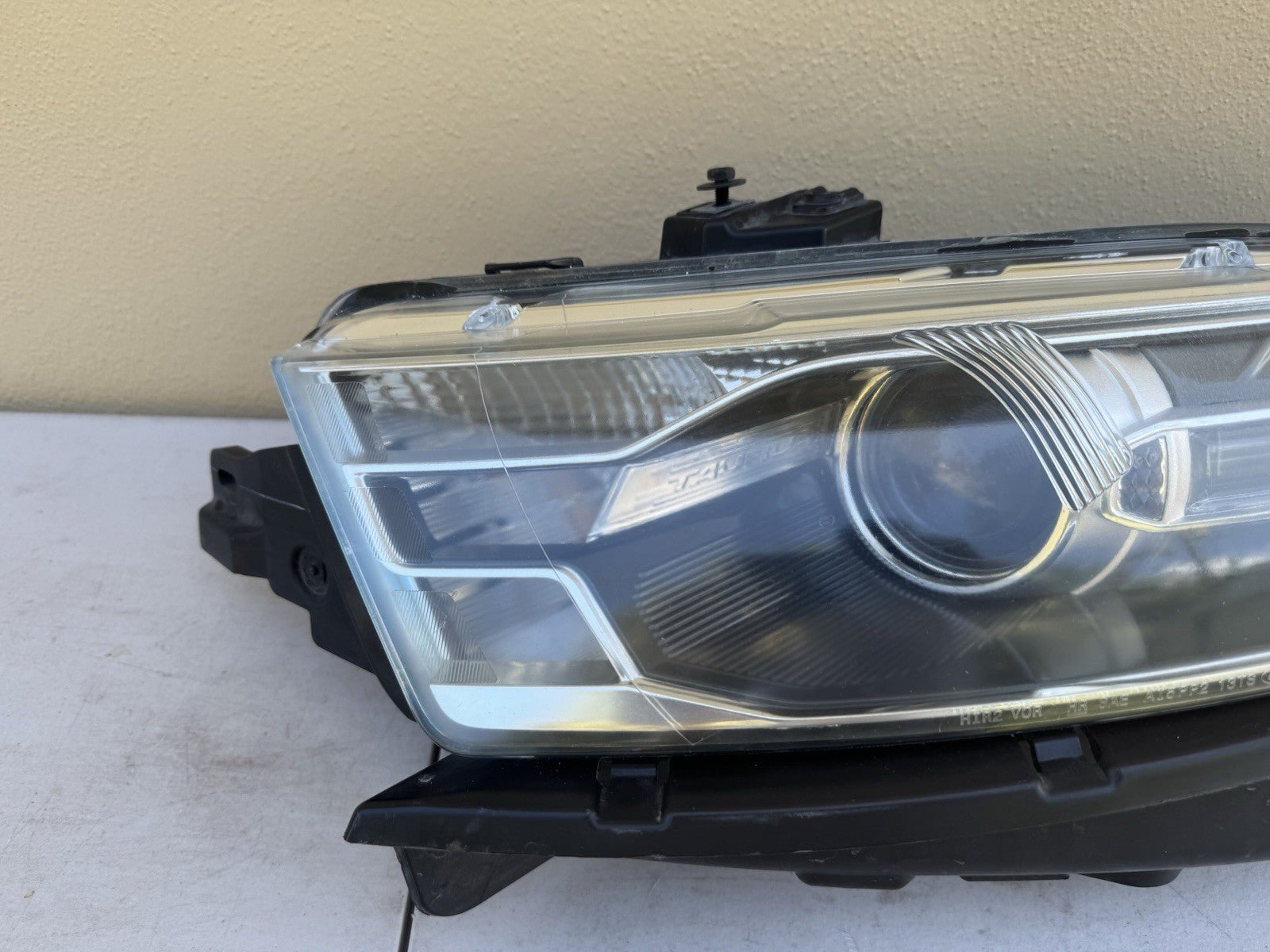 2013-2018 Ford Taurus OEM Halogen Headlight Assembly Left LH