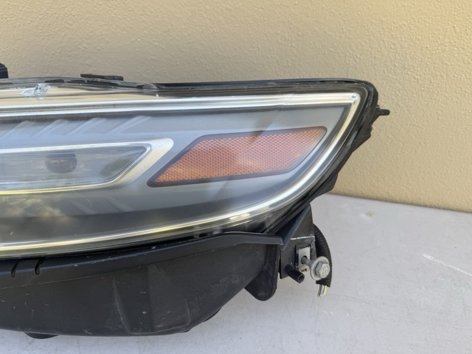 2013-2018 Ford Taurus OEM Halogen Headlight Assembly Left LH
