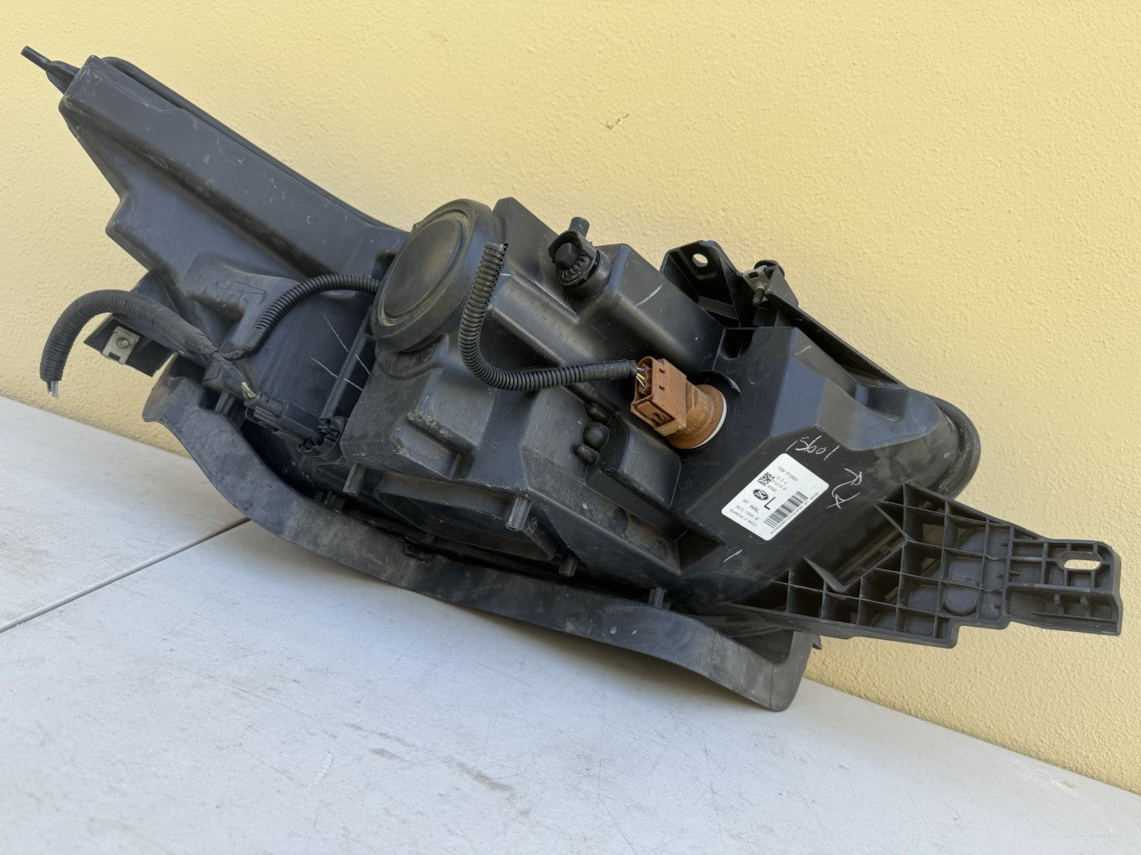 2013-2018 Ford Taurus OEM Halogen Headlight Assembly Left LH