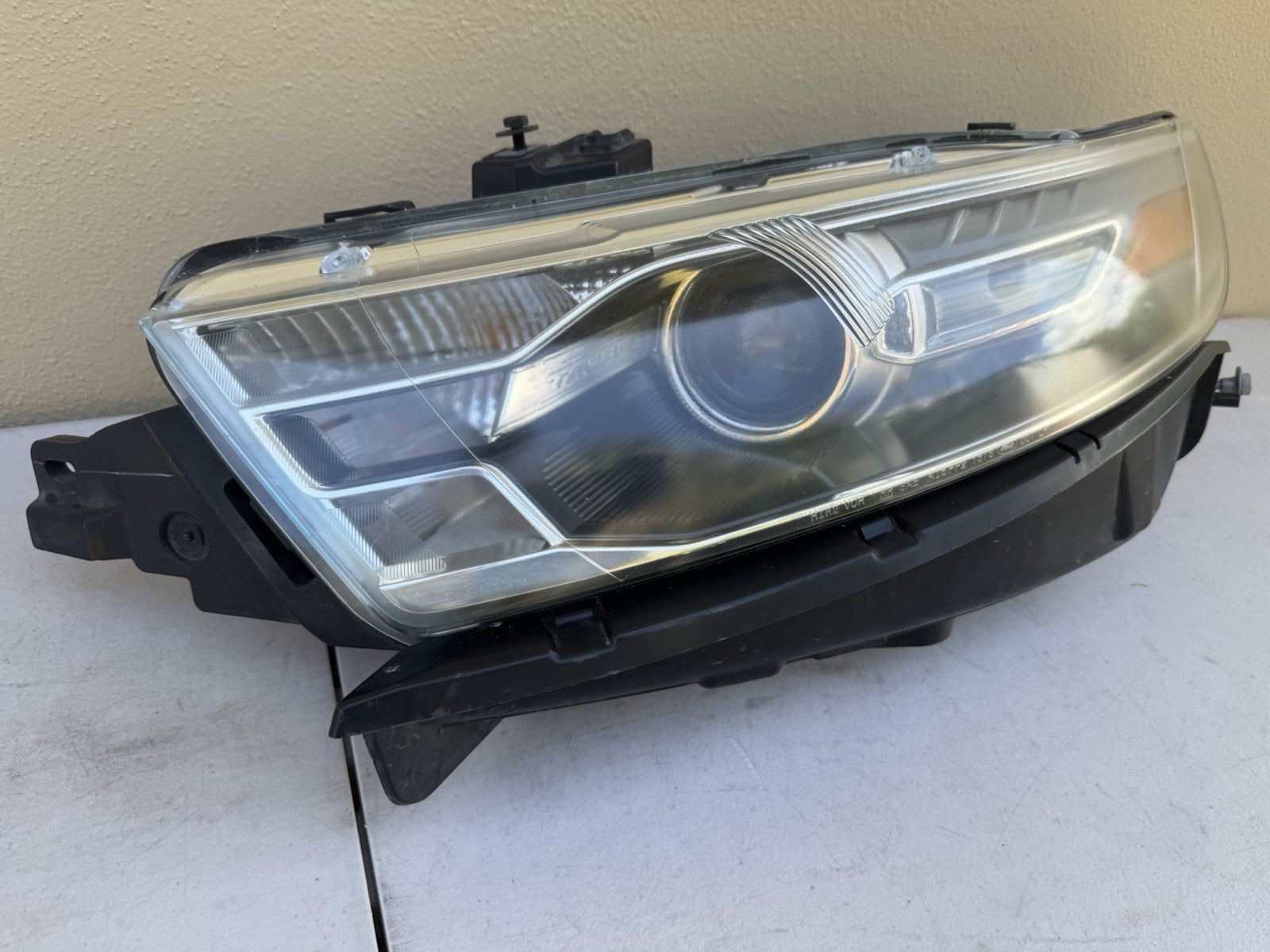 2013-2018 Ford Taurus OEM Halogen Headlight Assembly Left LH