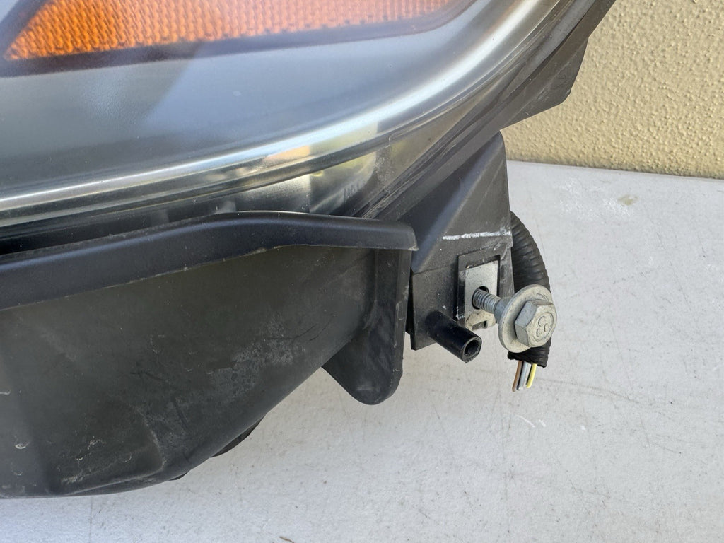 2013-2018 Ford Taurus OEM Halogen Headlight Assembly Left LH