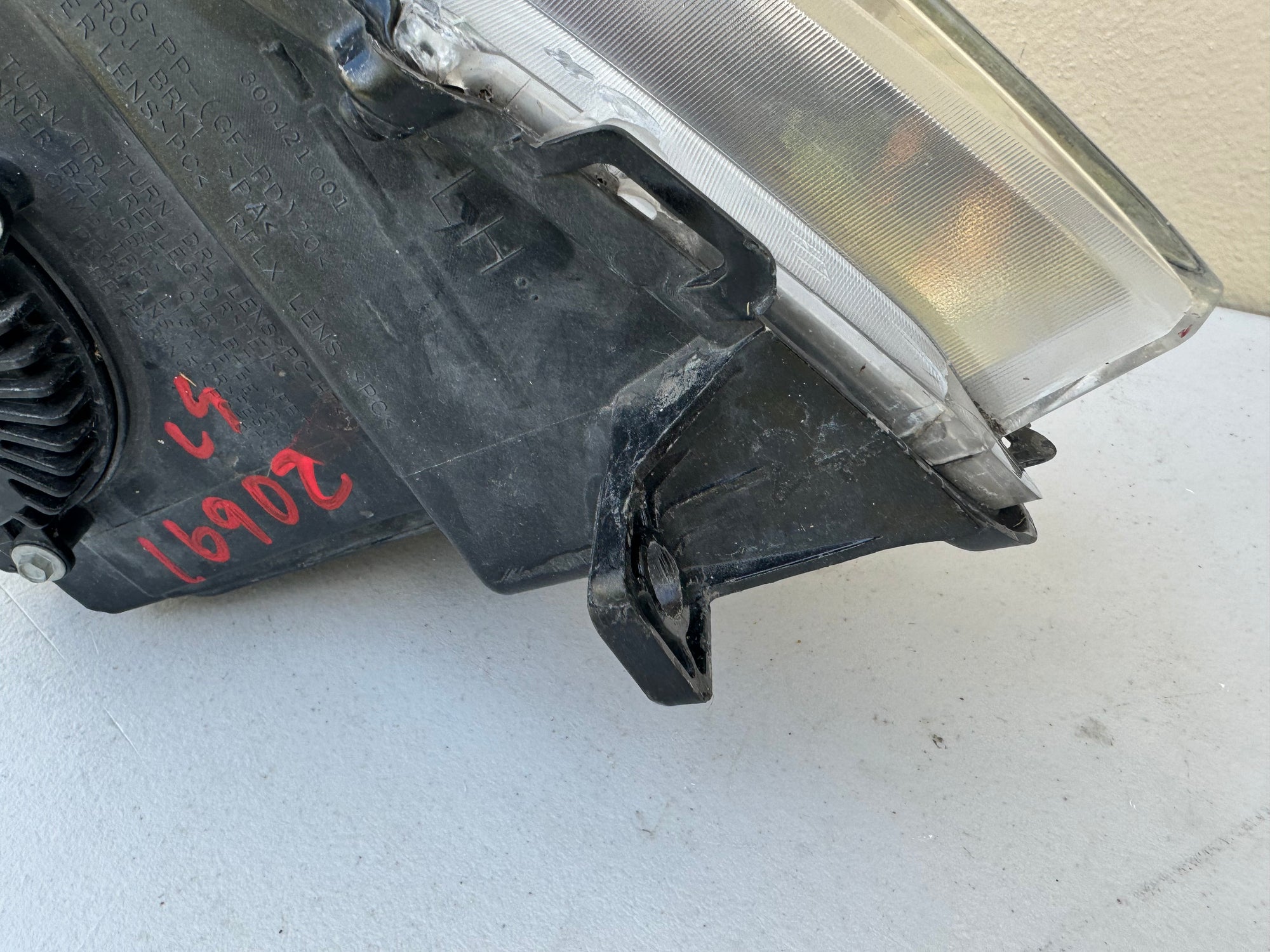 2008-2014 Cadillac CTS Left LH Xenon HID Headlight OEM - Lower right tab