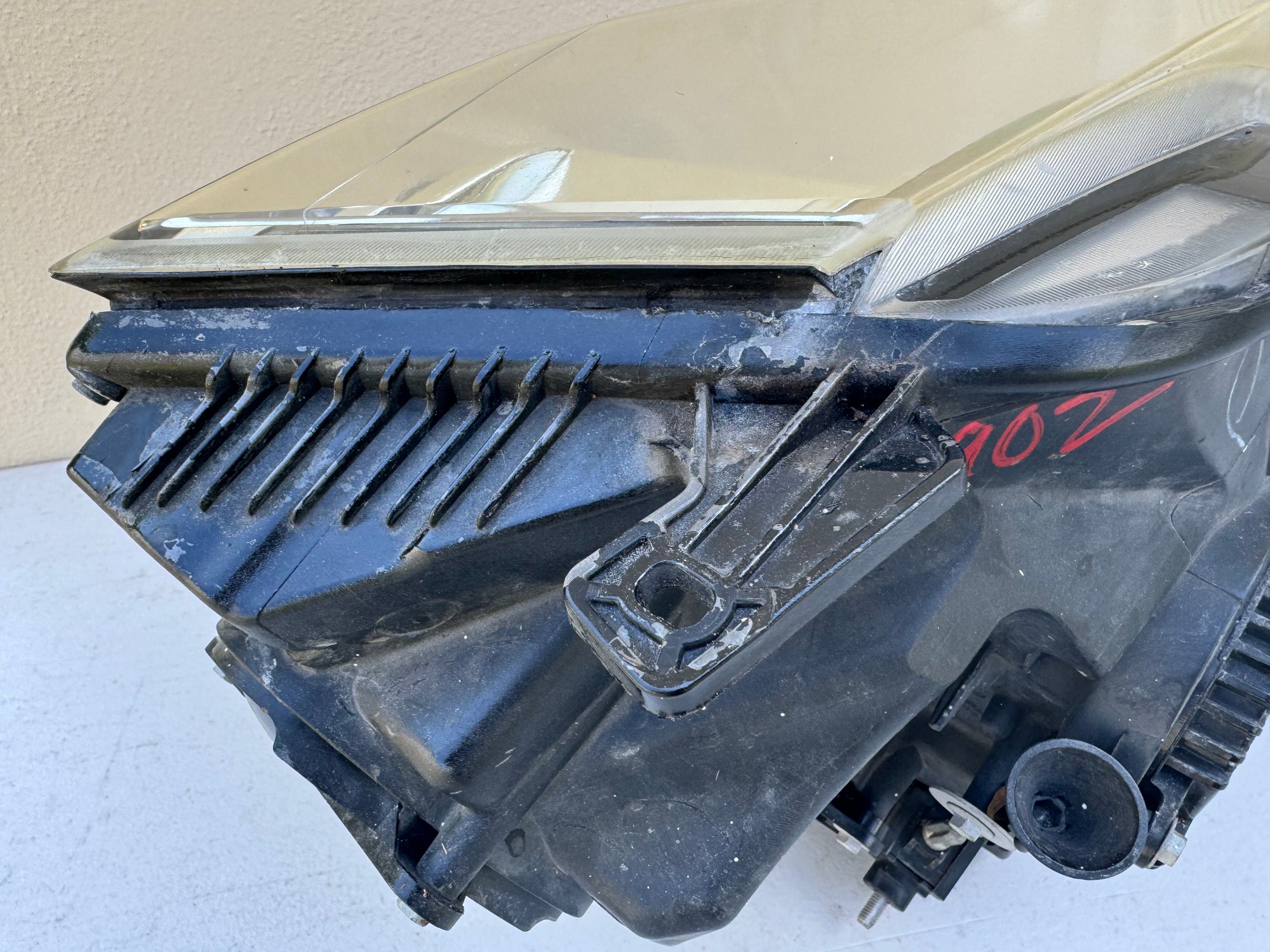 Upper right tab for 2008-2014 Cadillac CTS Left LH Xenon HID Headlight OEM