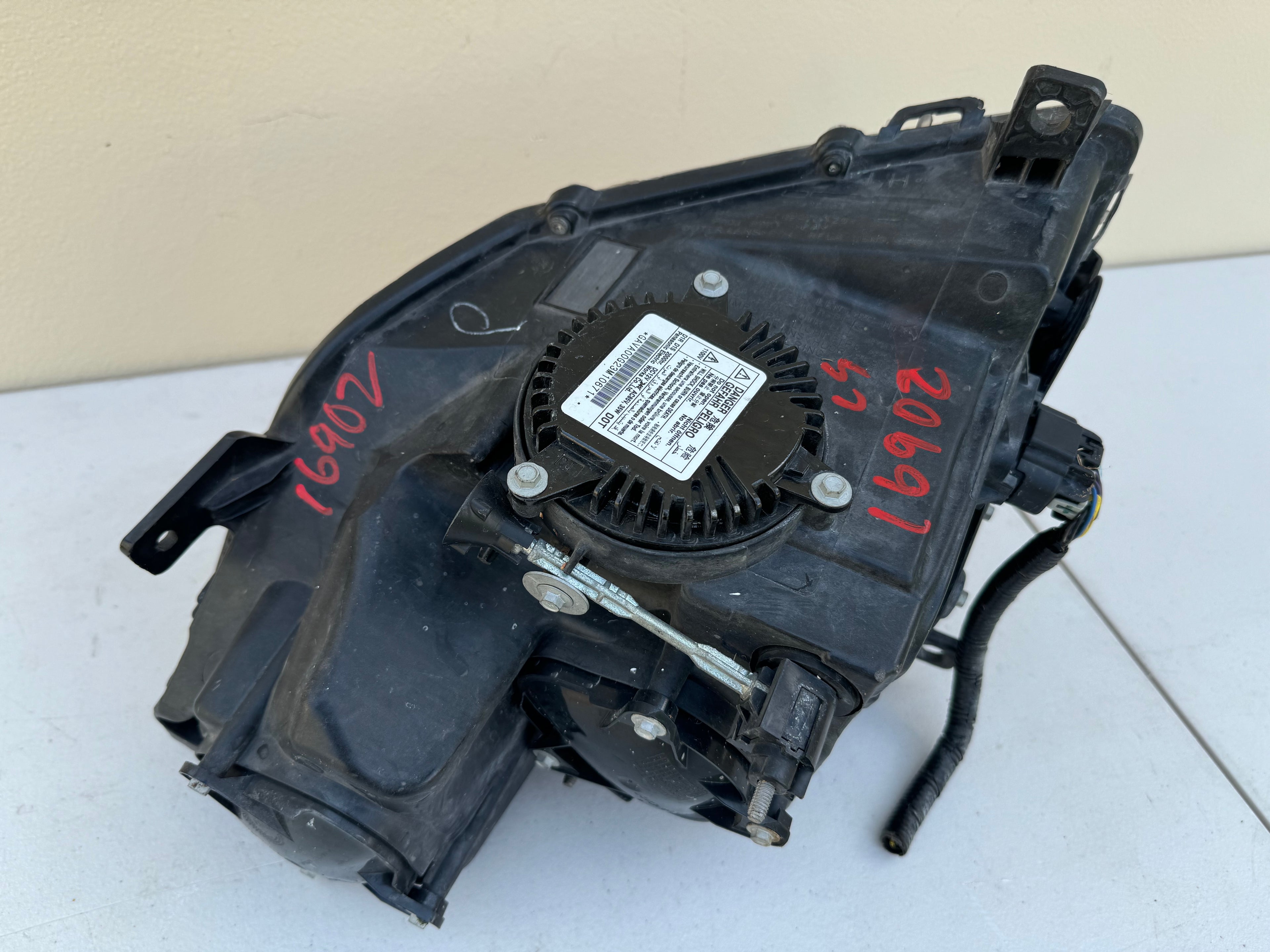 Side Side of headlight Assembly showing HID Ballast for 2008-2014 Cadillac CTS Left LH Xenon HID Headlight OEM