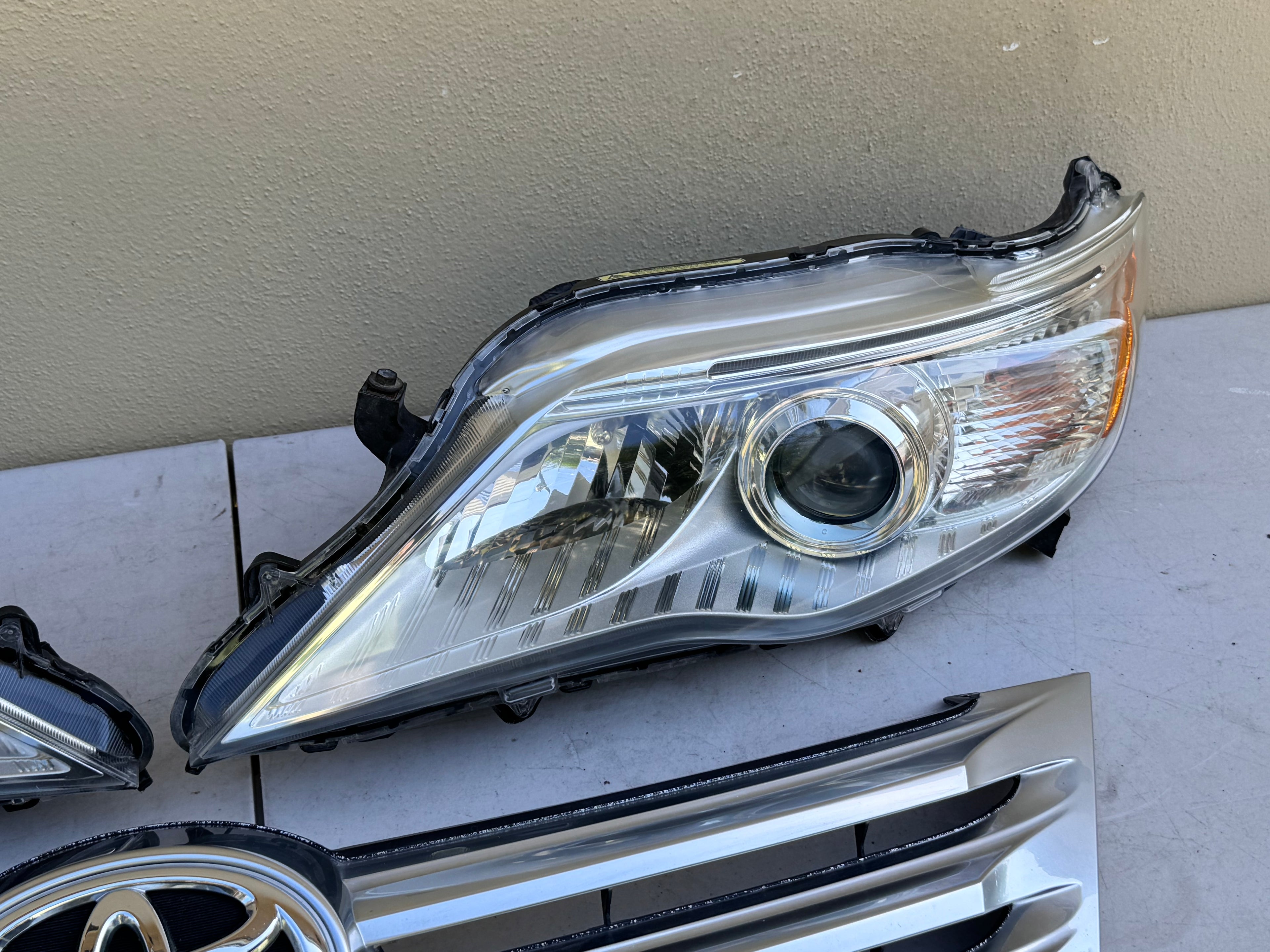 2011 2012 Toyota Avalon Xenon Headlight HID LH RH Pair Headlamp w/Grille OEM