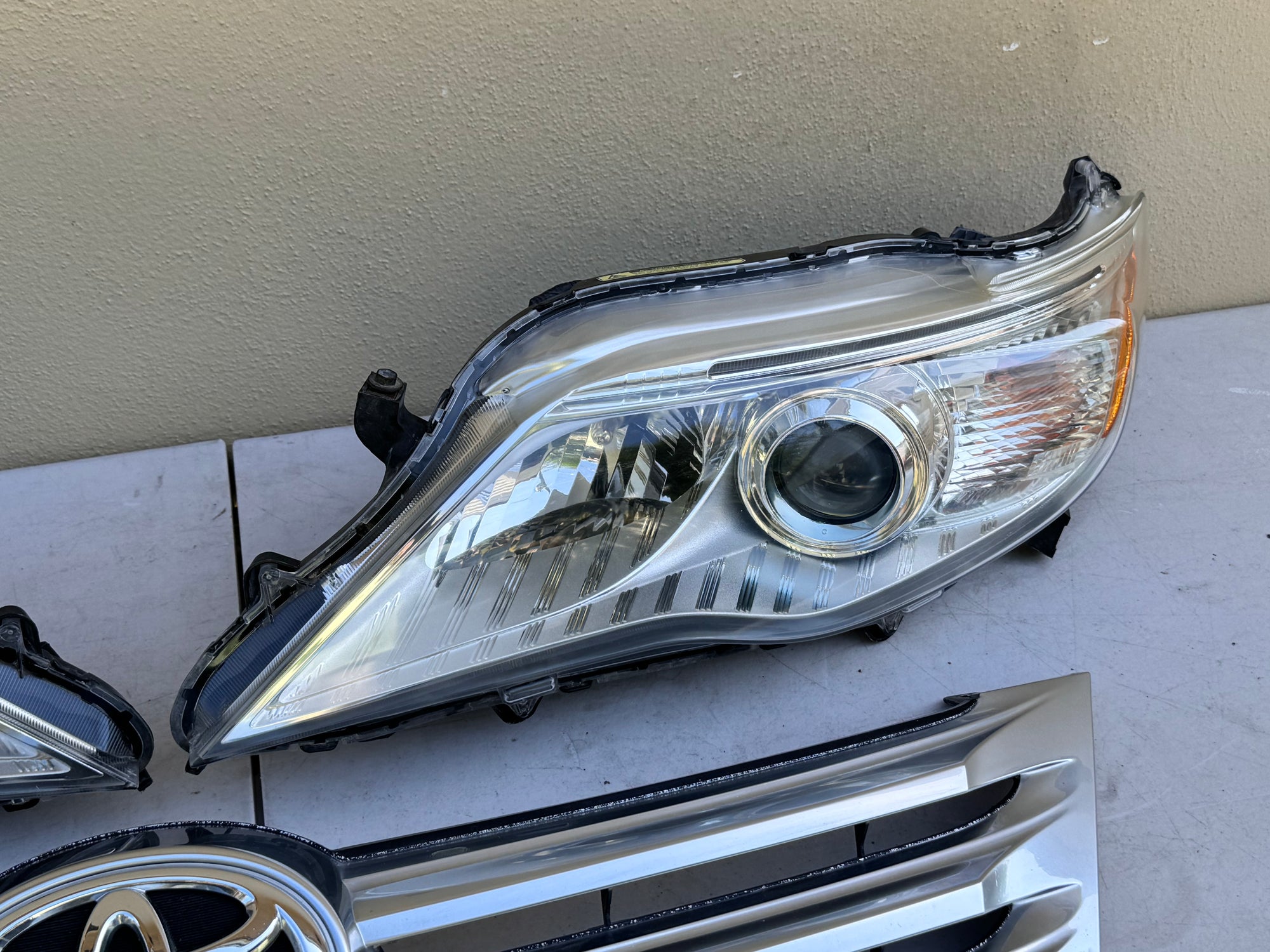 2011 2012 Toyota Avalon Xenon Headlight HID LH RH Pair Headlamp w/Grille OEM