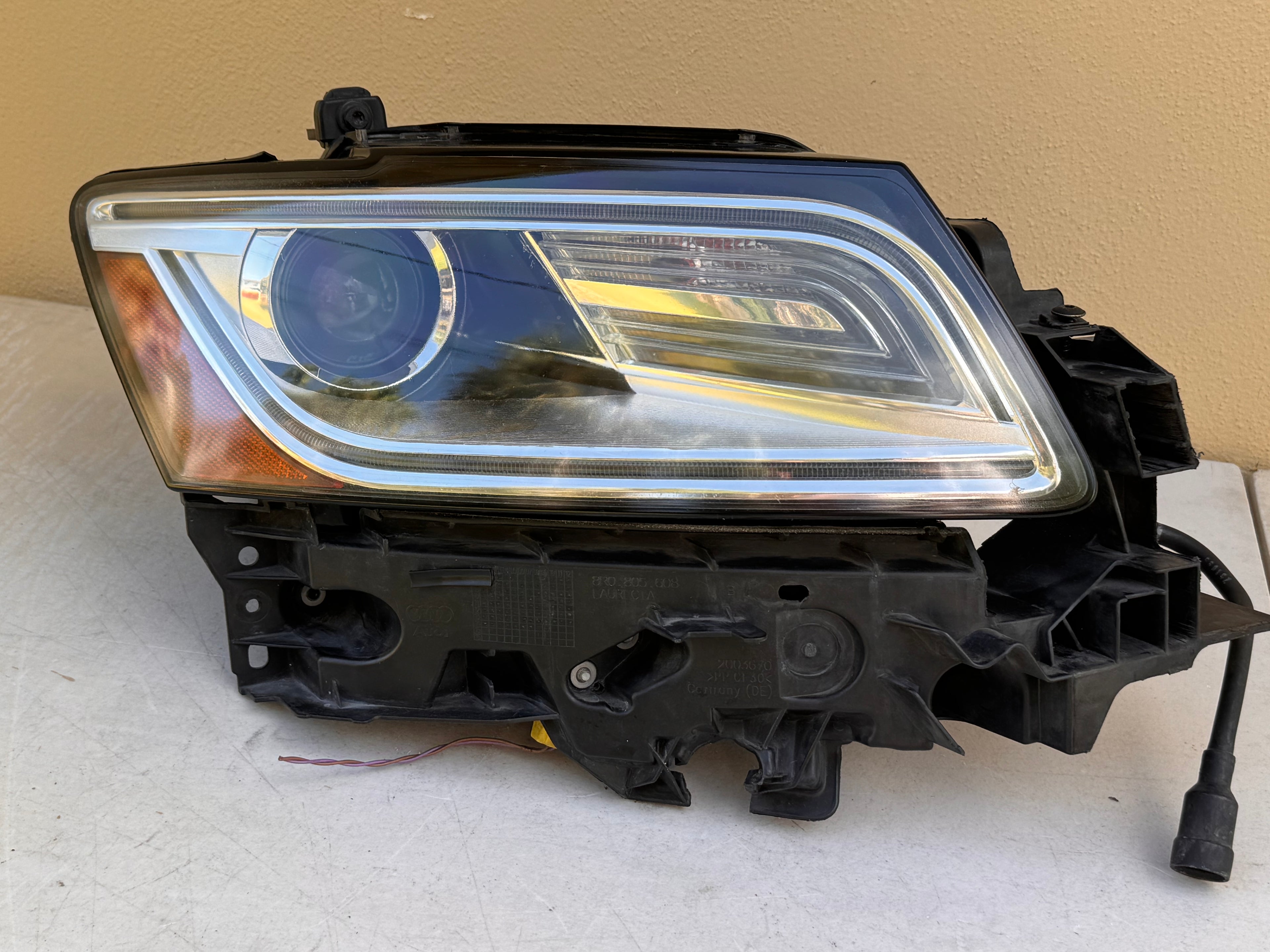 2013-2017 Audi Q5 Right Side HID Headlight Assembly OEM 8R0941006E