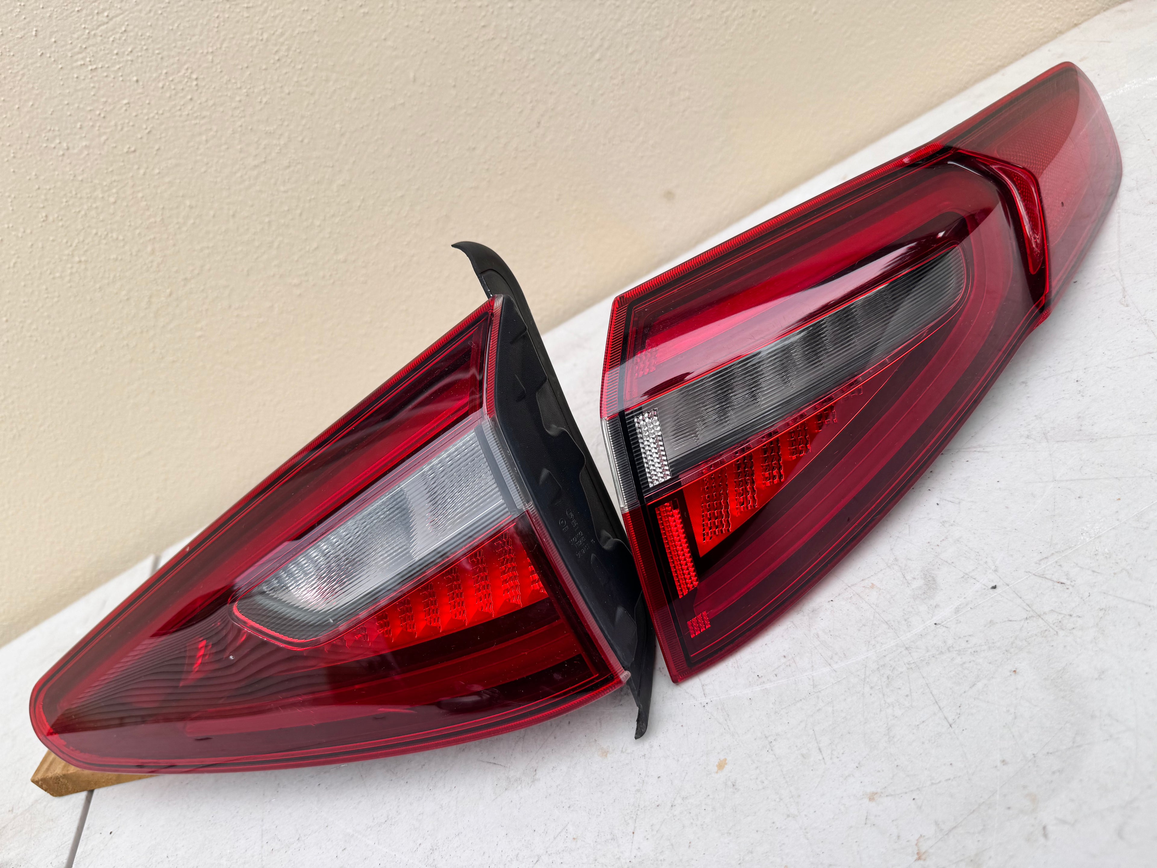 2017-2023 Alfa Romeo Stelvio Right Rear Inner + Outer Tail Light Taillight OEM