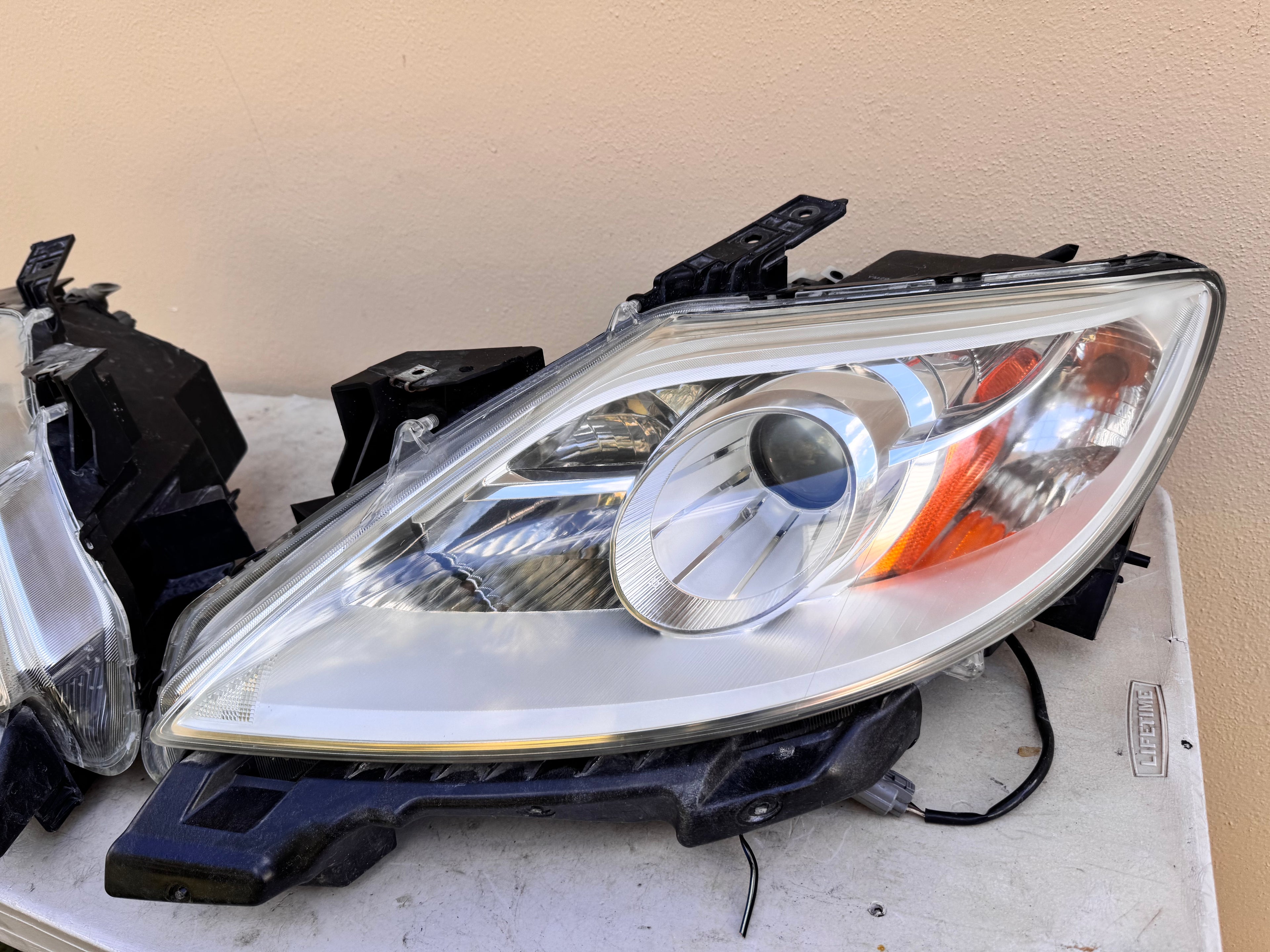 2010-2012 Mazda CX-9 Xenon HID Headlight Assembly PAIR w/ Upper Grille OEM