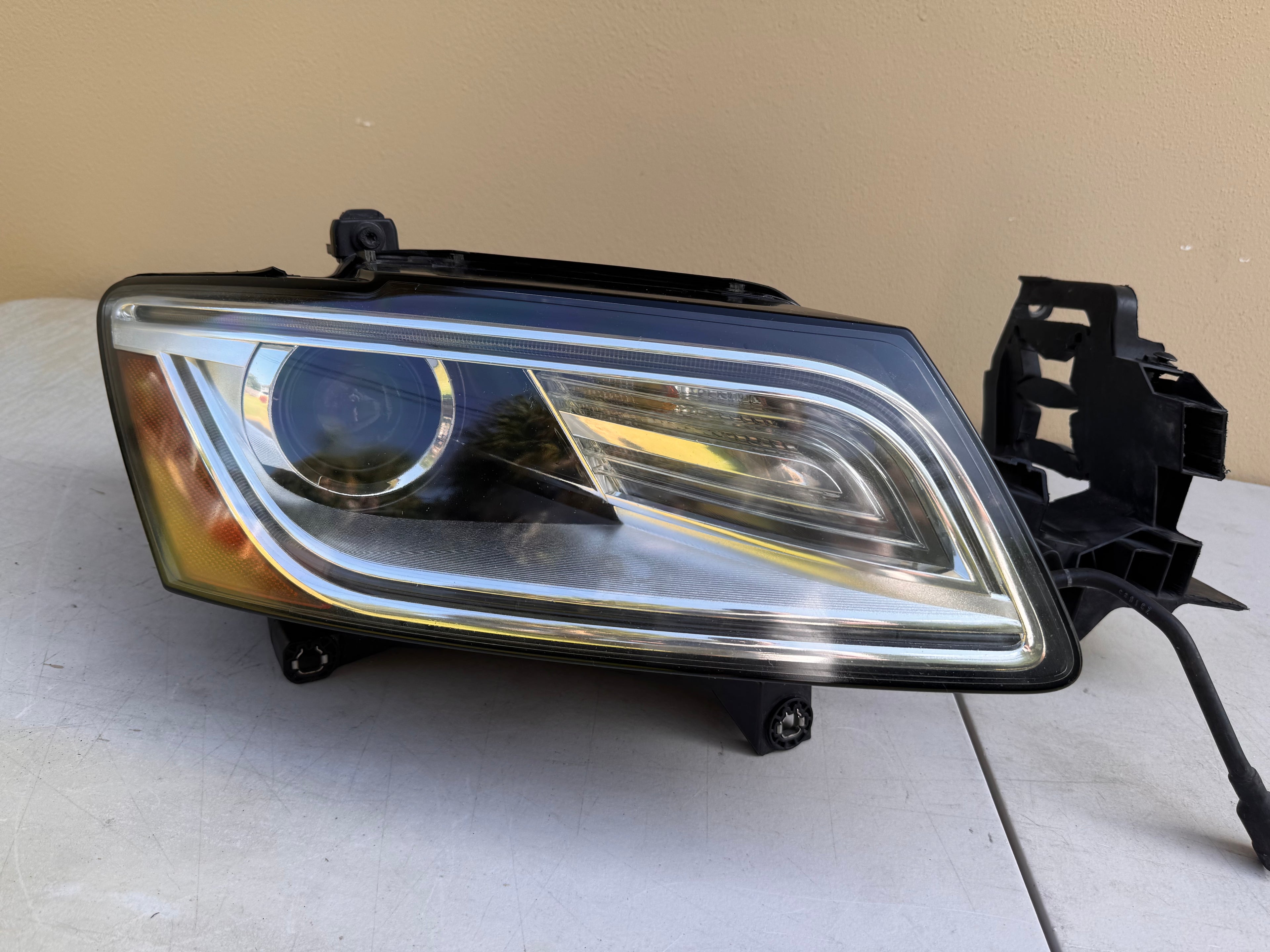 2013-2017 Audi Q5 Right Side HID Headlight Assembly OEM 8R0941006E