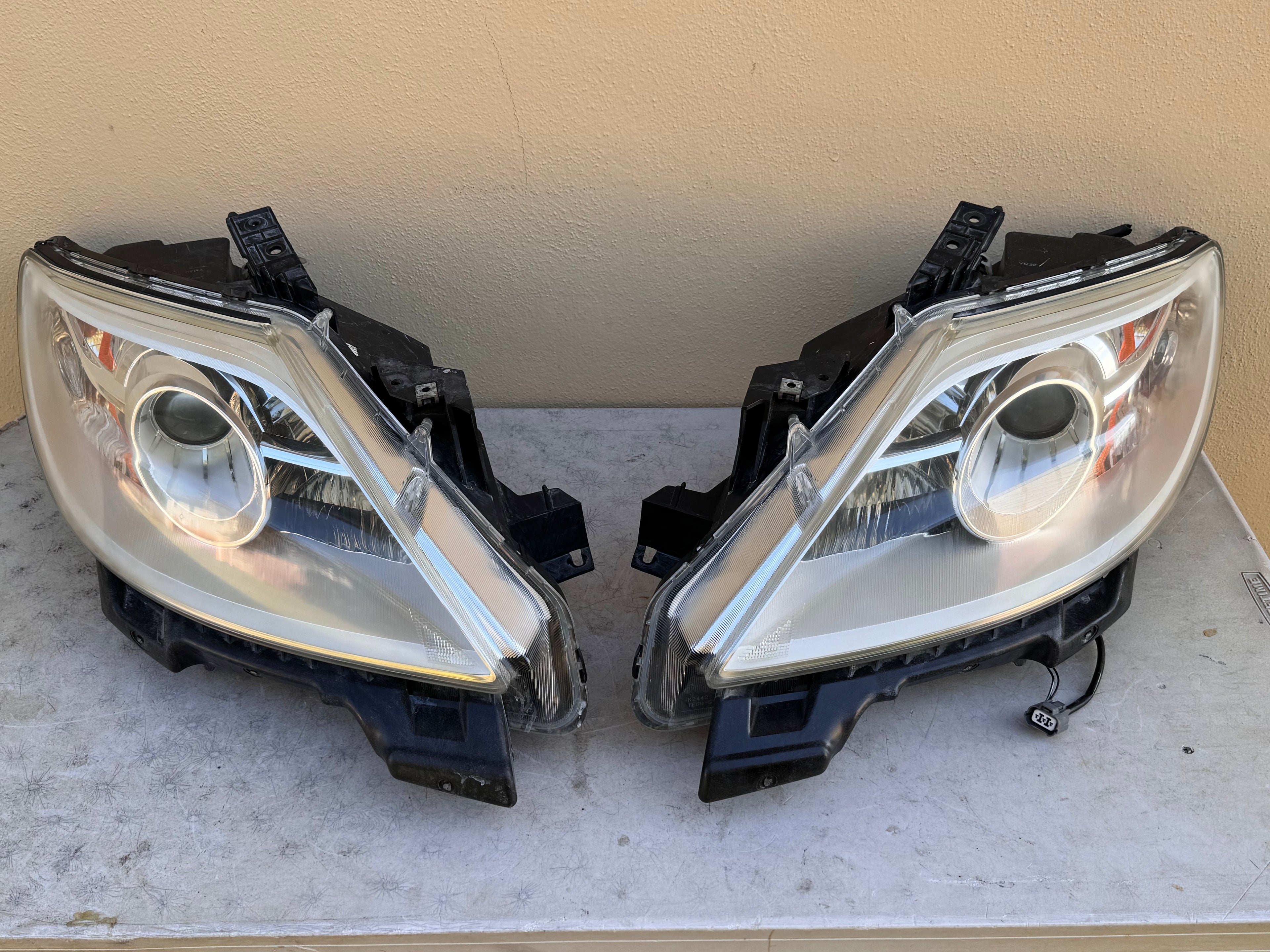 2010-2012 Mazda CX-9 Xenon HID Headlight Assembly PAIR w/ Upper Grille OEM