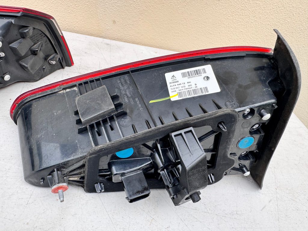 2017-2023 Alfa Romeo Stelvio Right Rear Inner + Outer Tail Light Taillight OEM
