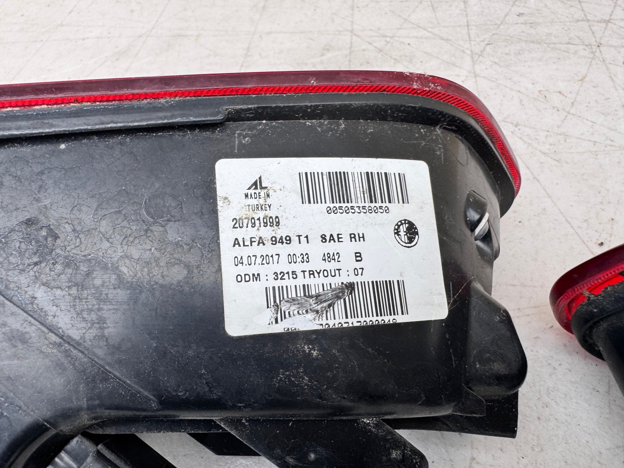 2017-2023 Alfa Romeo Stelvio Right Rear Inner + Outer Tail Light Taillight OEM