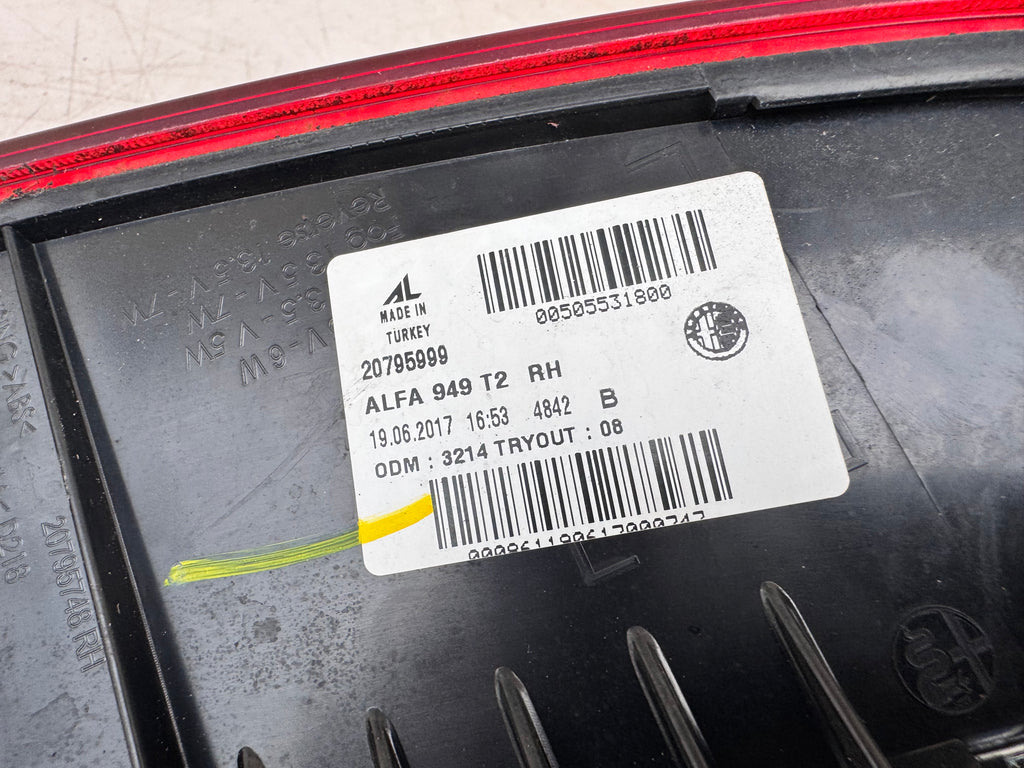 2017-2023 Alfa Romeo Stelvio Right Rear Inner + Outer Tail Light Taillight OEM