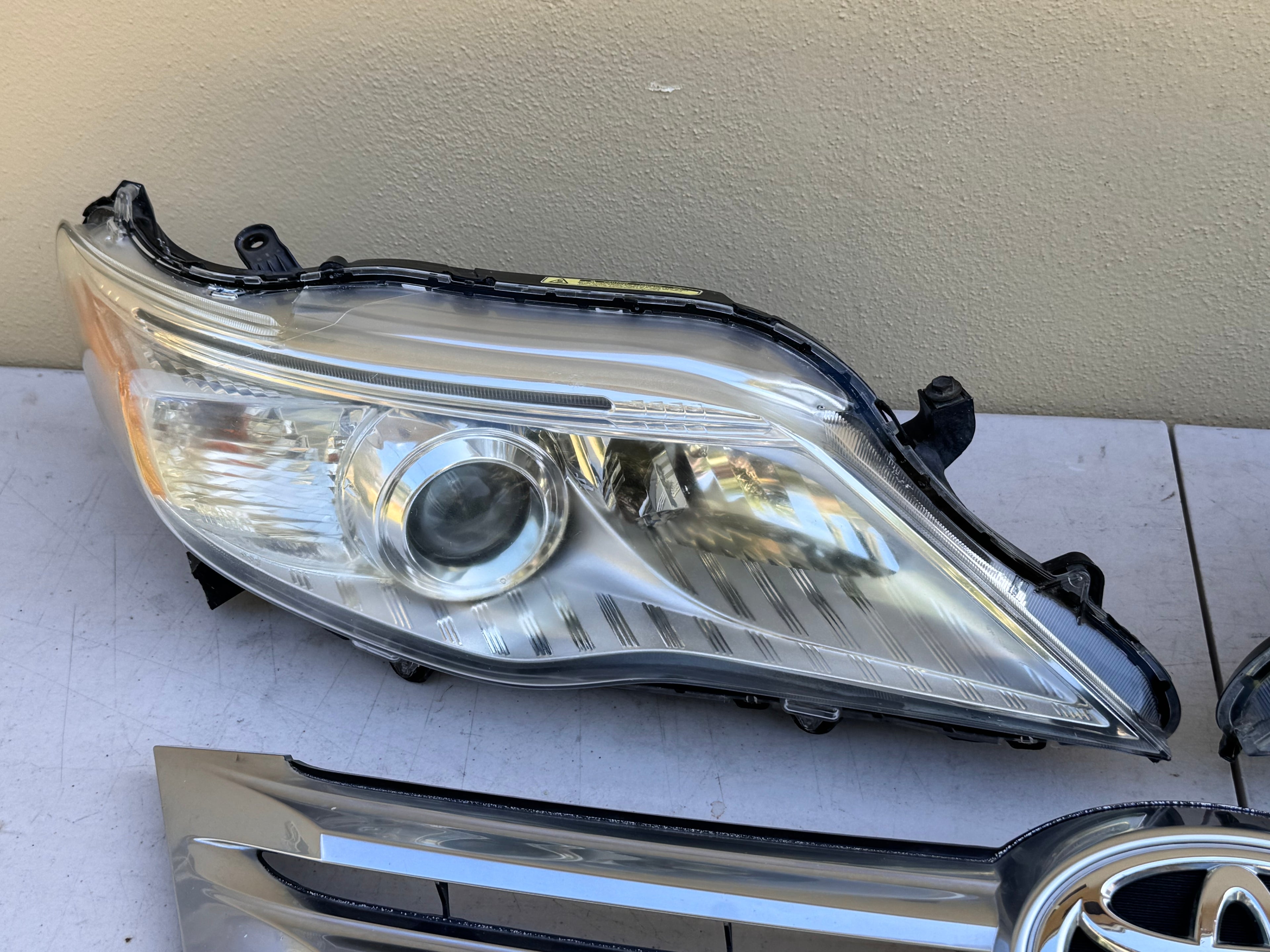 2011 2012 Toyota Avalon Xenon Headlight HID LH RH Pair Headlamp w/Grille OEM