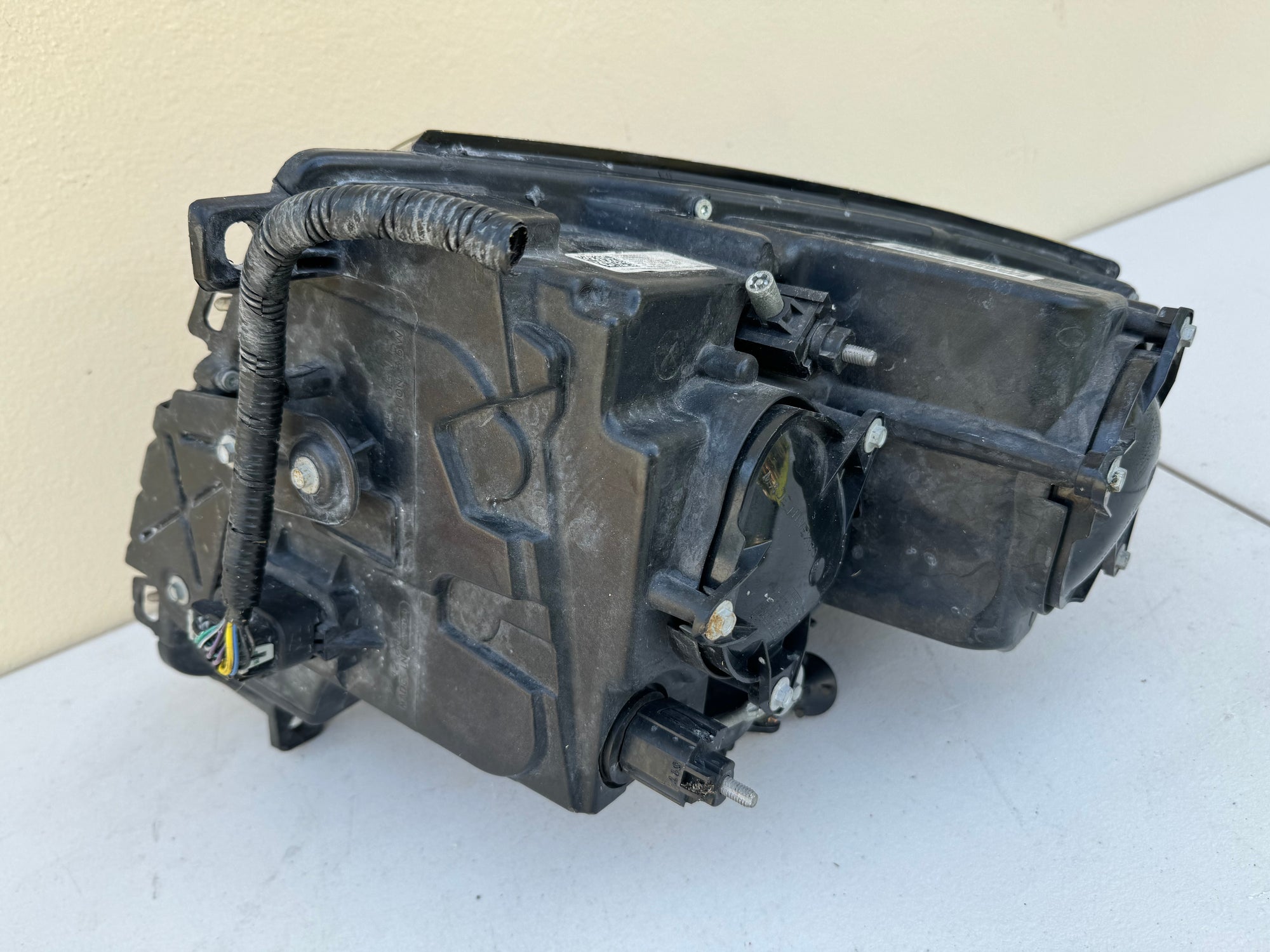 Bottom of Headlight assembly for 2008-2014 Cadillac CTS Left LH Xenon HID Headlight OEM