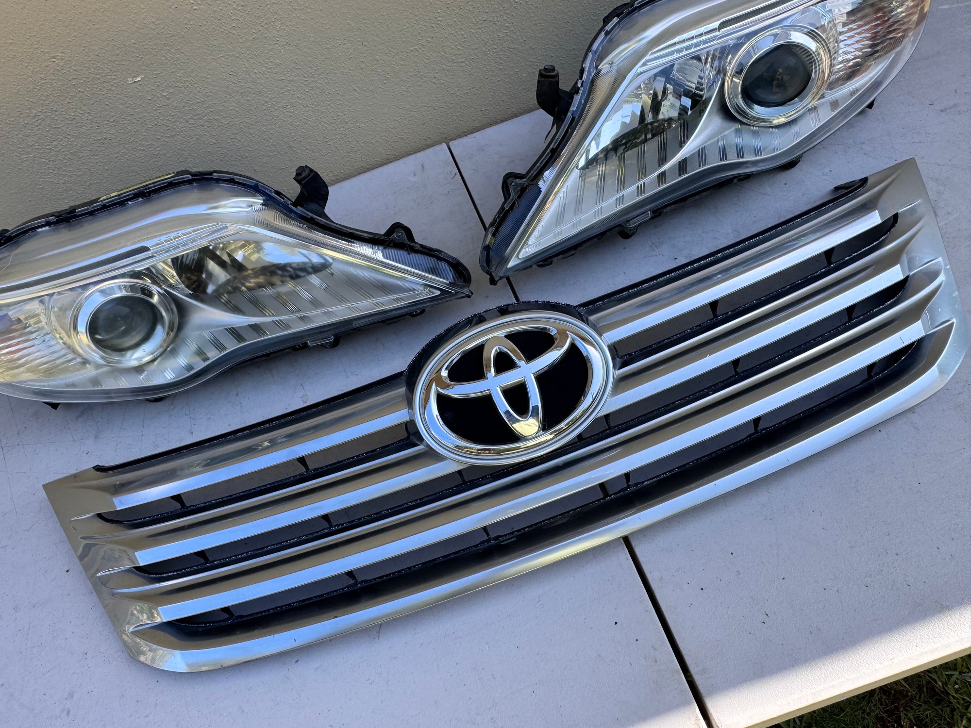 2011 2012 Toyota Avalon Xenon Headlight HID LH RH Pair Headlamp w/Grille OEM