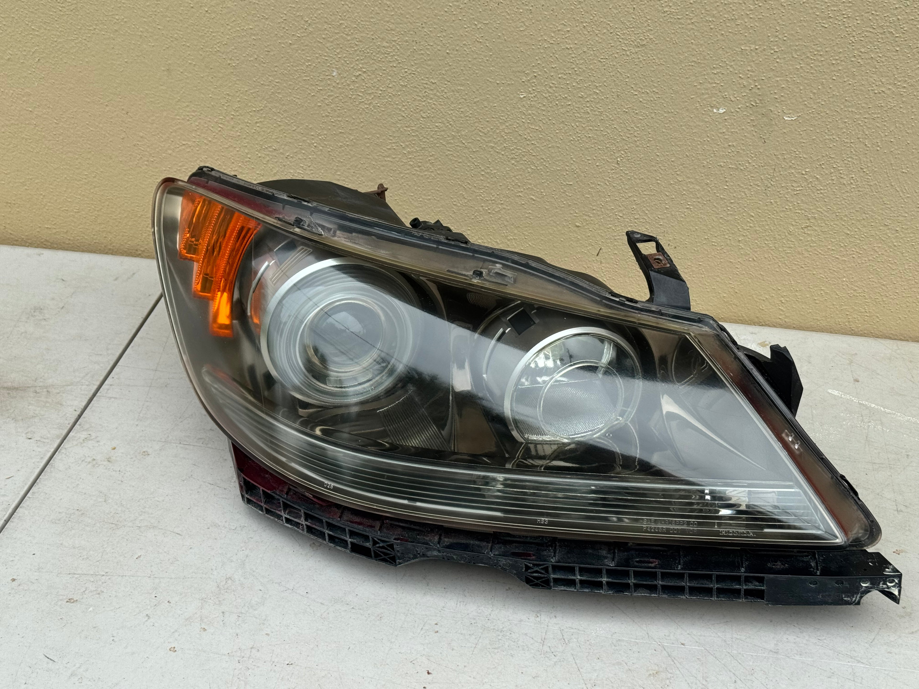 2005-2008 Acura RL Xenon HID OEM Headlight Assembly RH