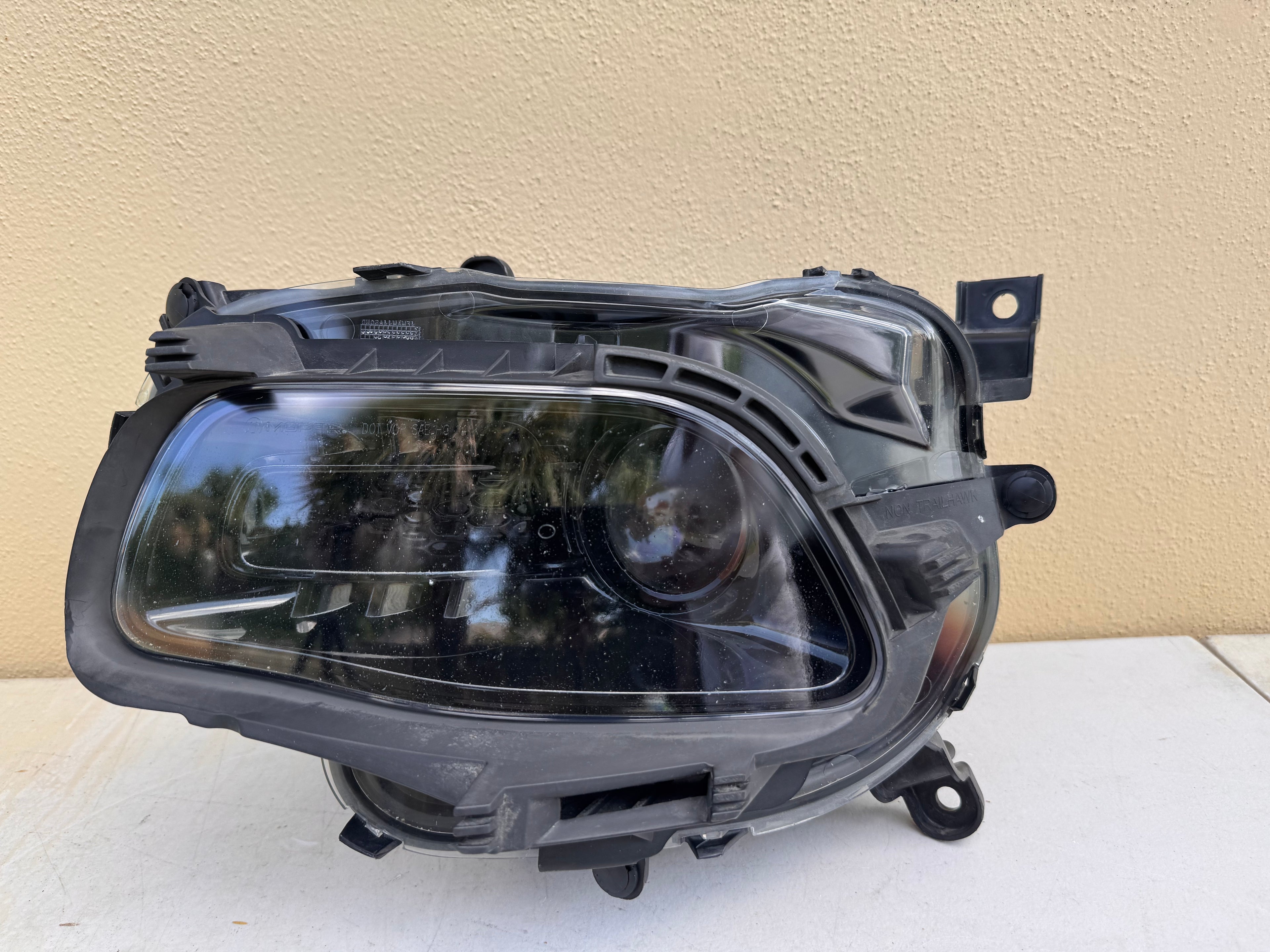 2014-2018 Jeep Cherokee LH Left HID Headlight Assembly OEM 68102849AE