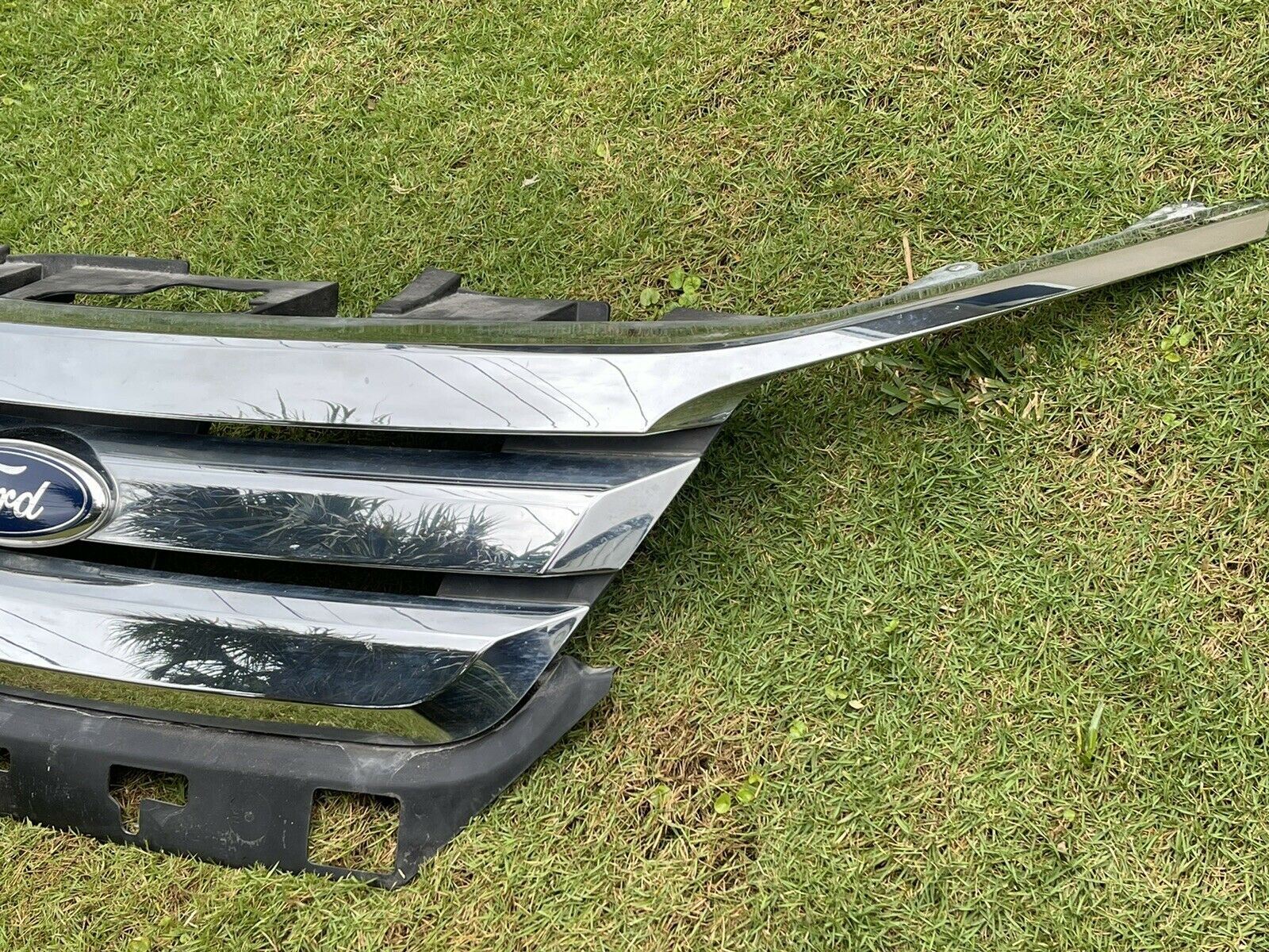 10-12 Ford Fusion Grille Upper Complete OEM