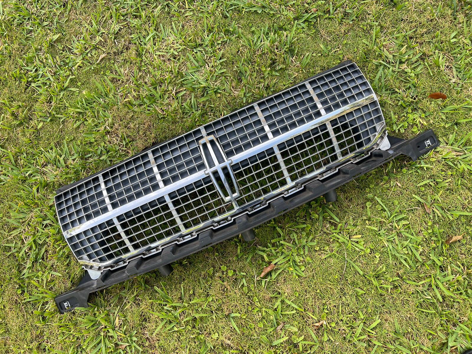 2010 Lincoln MKZ Grill | Support Bracket Gril | rightchoiceautoparts