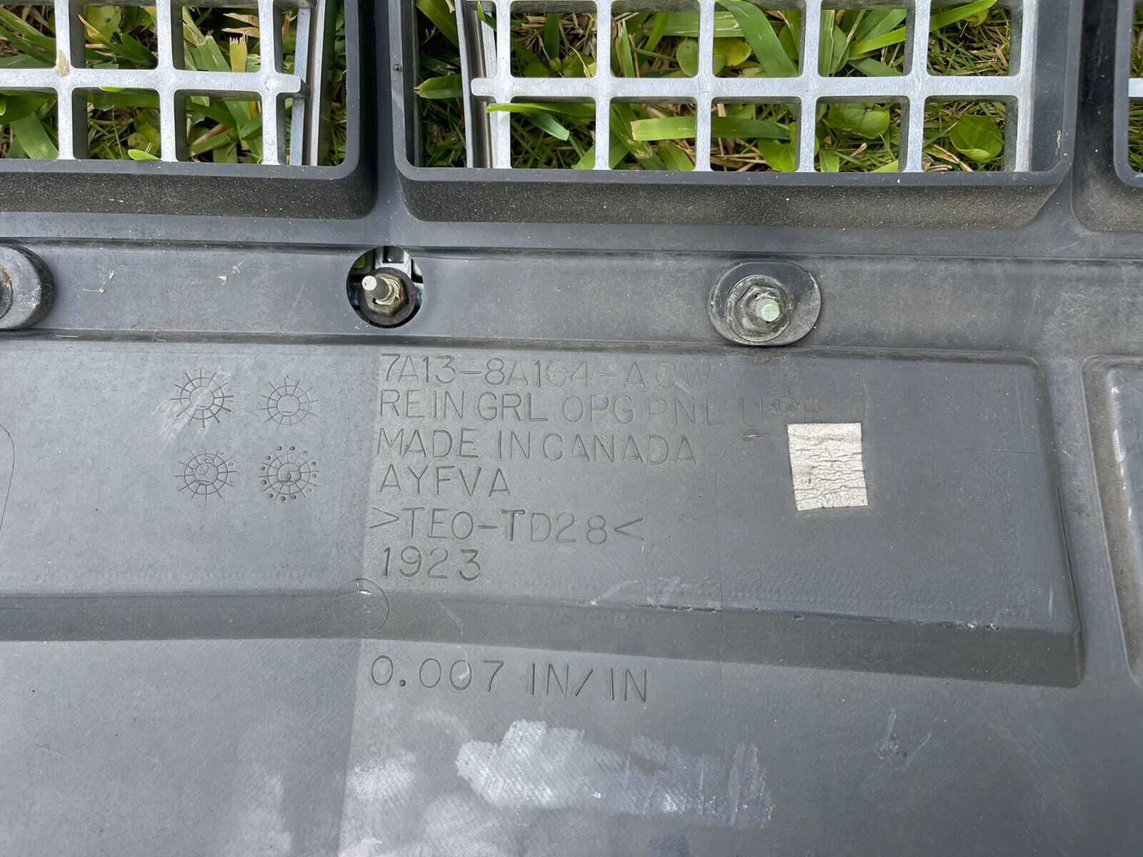 2010 Lincoln MKZ Grill | Support Bracket Gril | rightchoiceautoparts