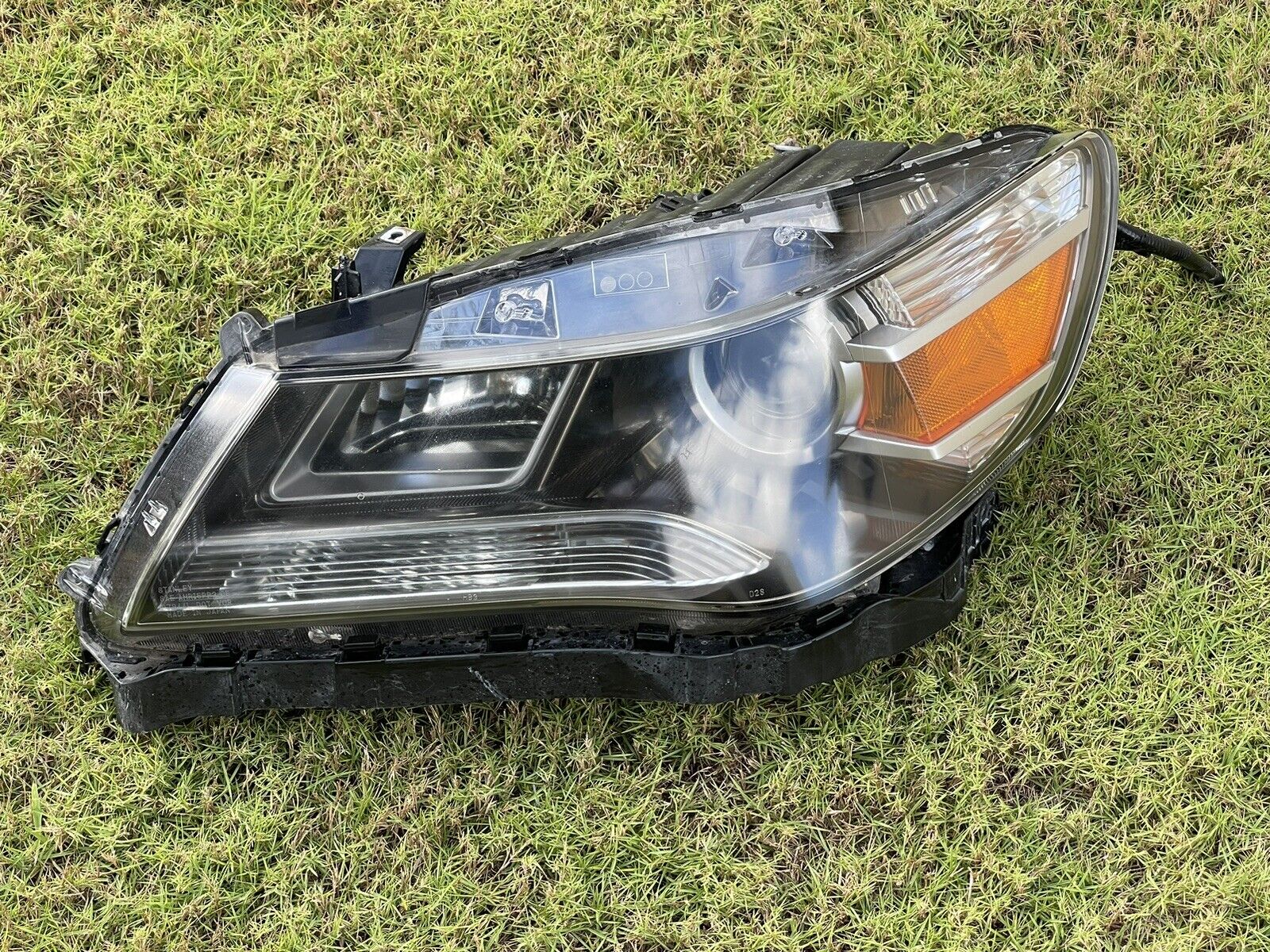 09-12 Acura RL Xenon HID Headlight Assembly OEM LH
