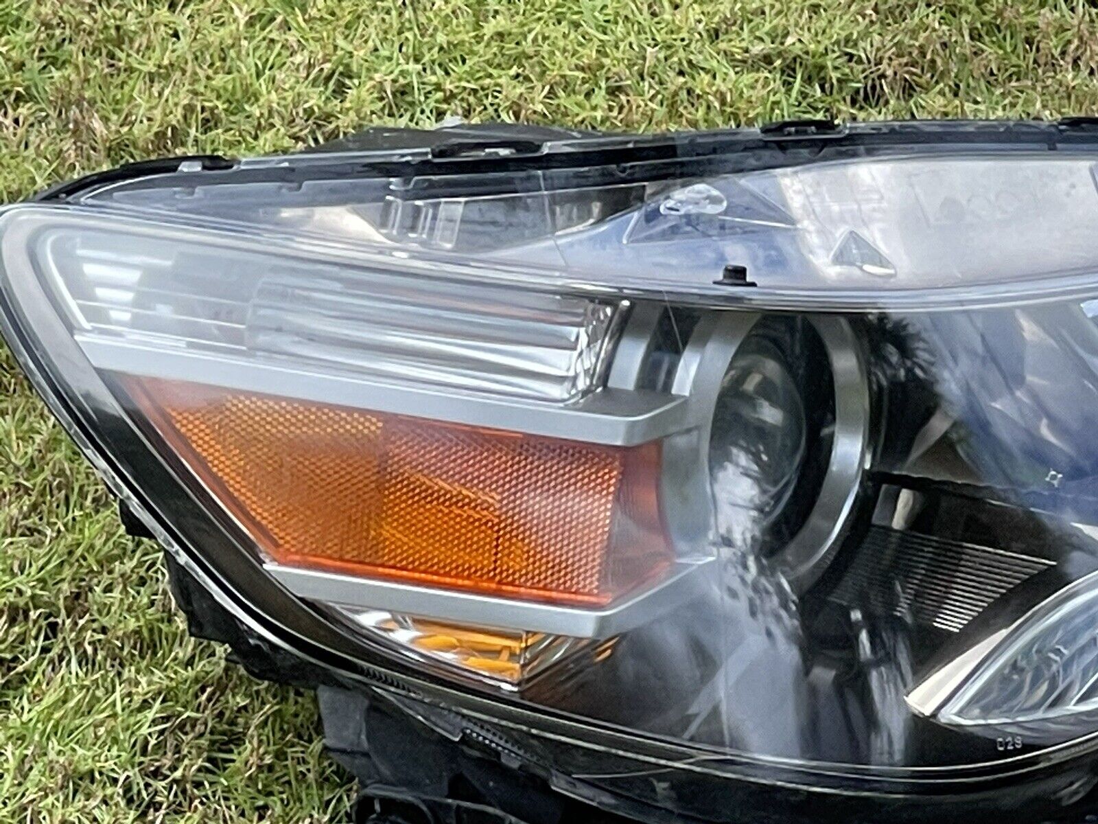 09-12 Acura RL Xenon HID Headlight Assembly OEM RH