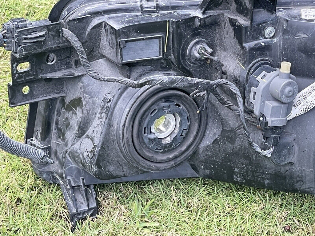 04-10 Infiniti QX56 Xenon HID Headlight Assembly OEM RH