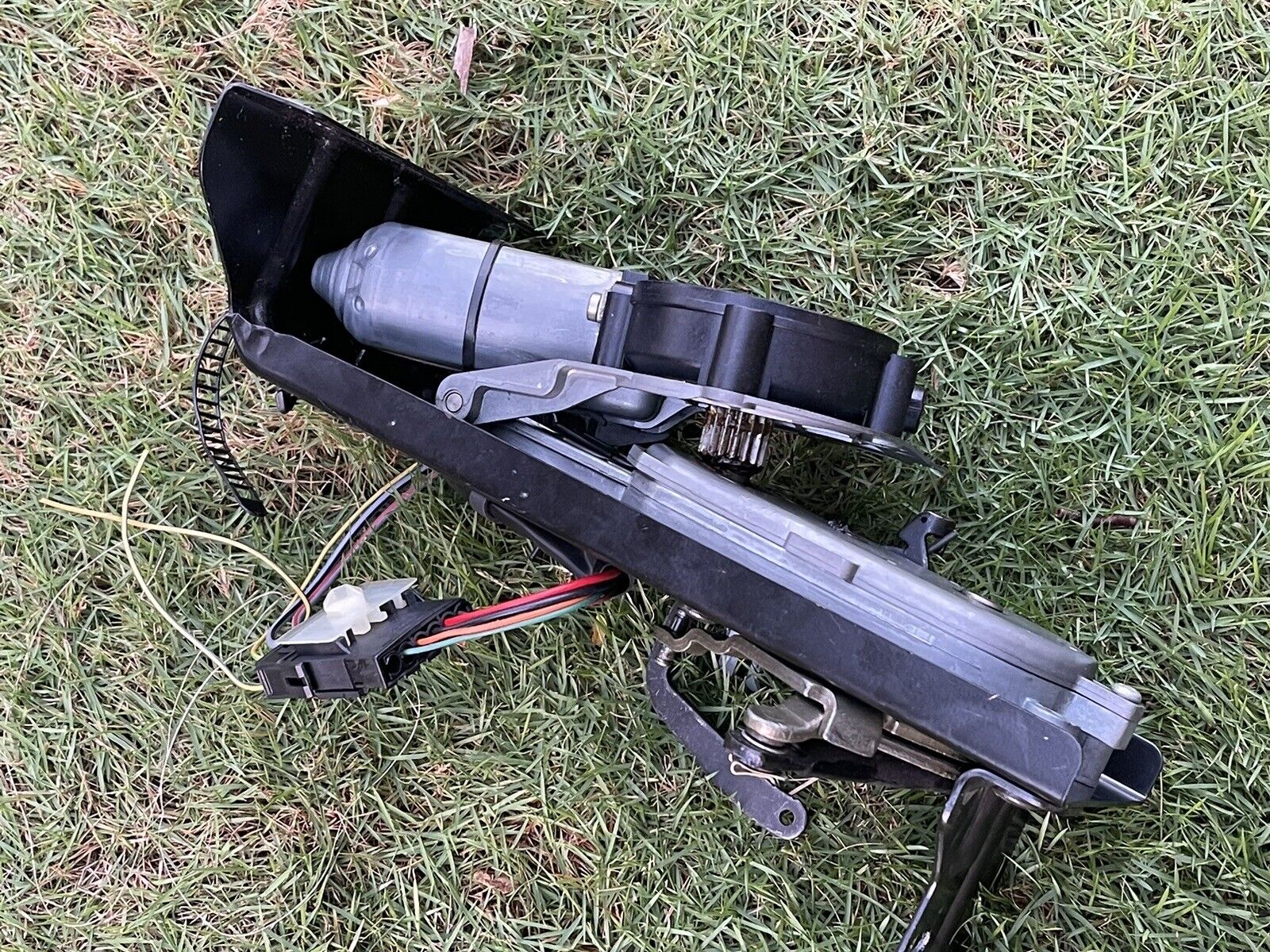 1994-1999 BMW E36 3-series Convertible Folding Soft-Top Compartment Lid Motor