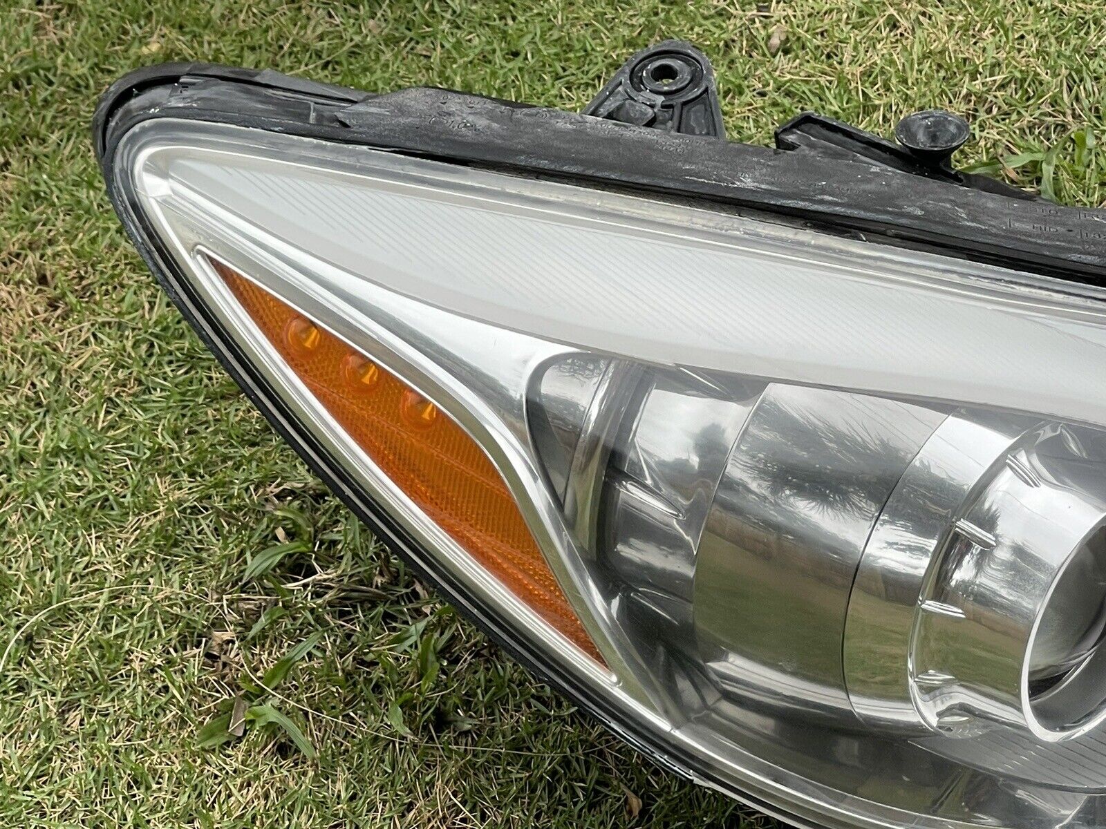 2012-2014 Hyundai Geniuses Halogen Headlight Assembly OEM RH