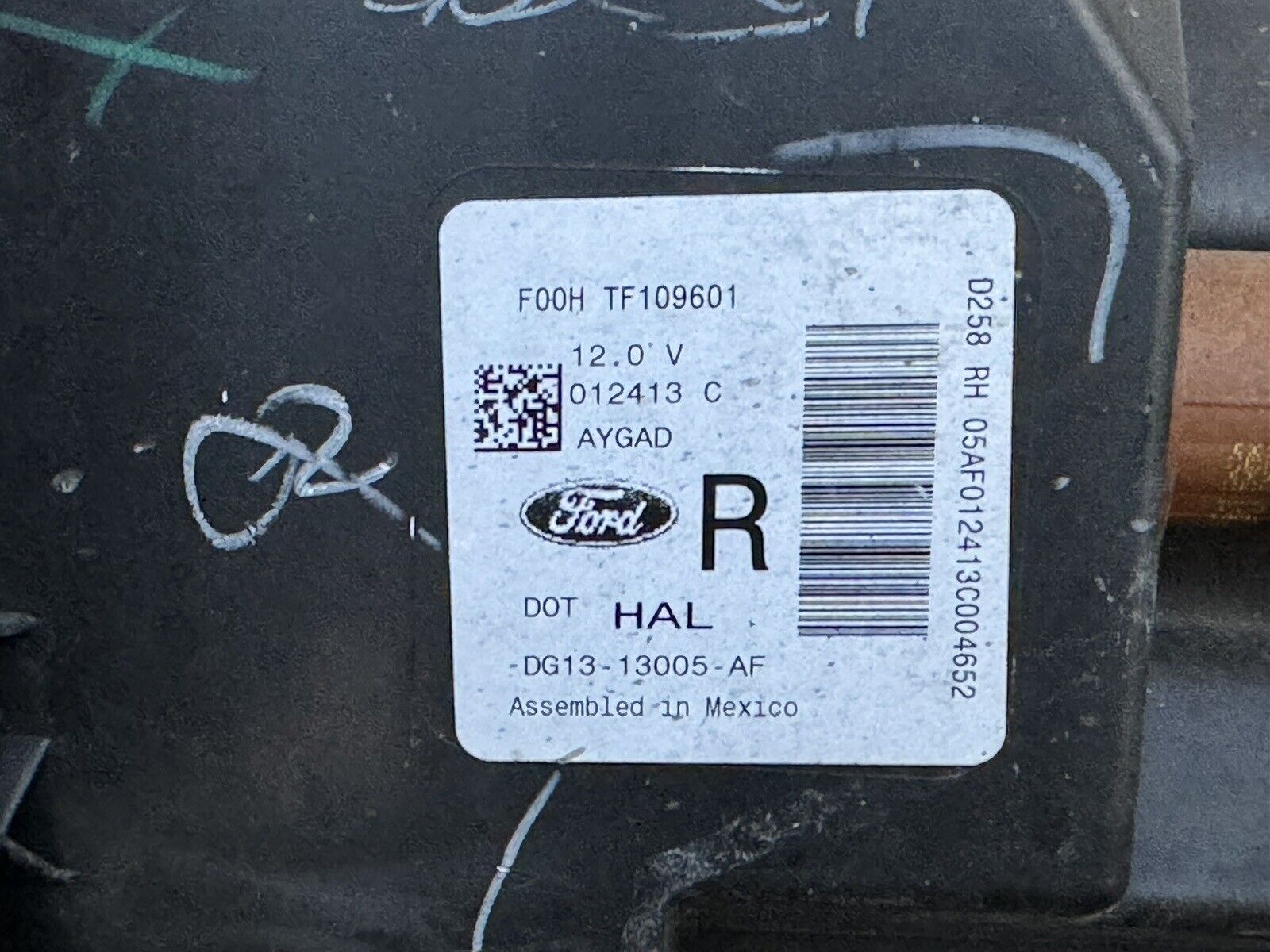 2013-2018 Ford Taurus OEM Halogen Headlight Assembly Right RH