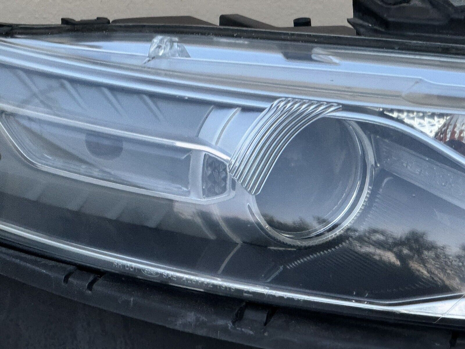 2013-2018 Ford Taurus OEM Halogen Headlight Assembly Right RH