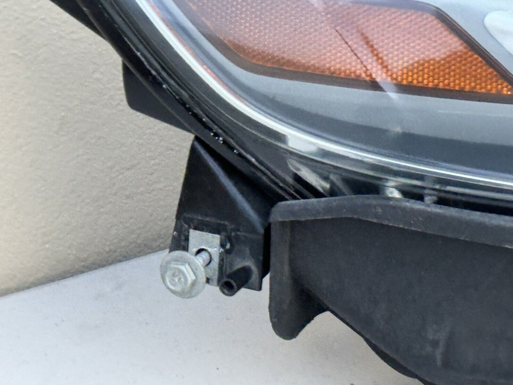 2013-2018 Ford Taurus OEM Halogen Headlight Assembly Right RH