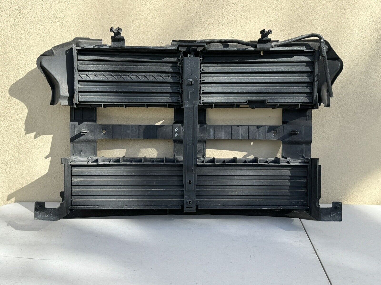 2013-2019 Ford Taurus OEM Radiator Grille Grill Shutter Assembly w/ Motor