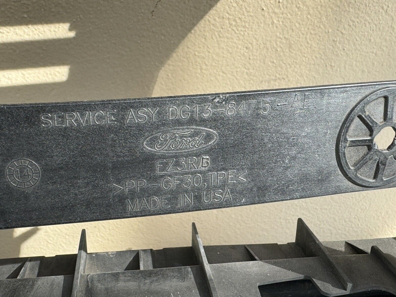 2013-2019 Ford Taurus OEM Radiator Grille Grill Shutter Assembly w/ Motor