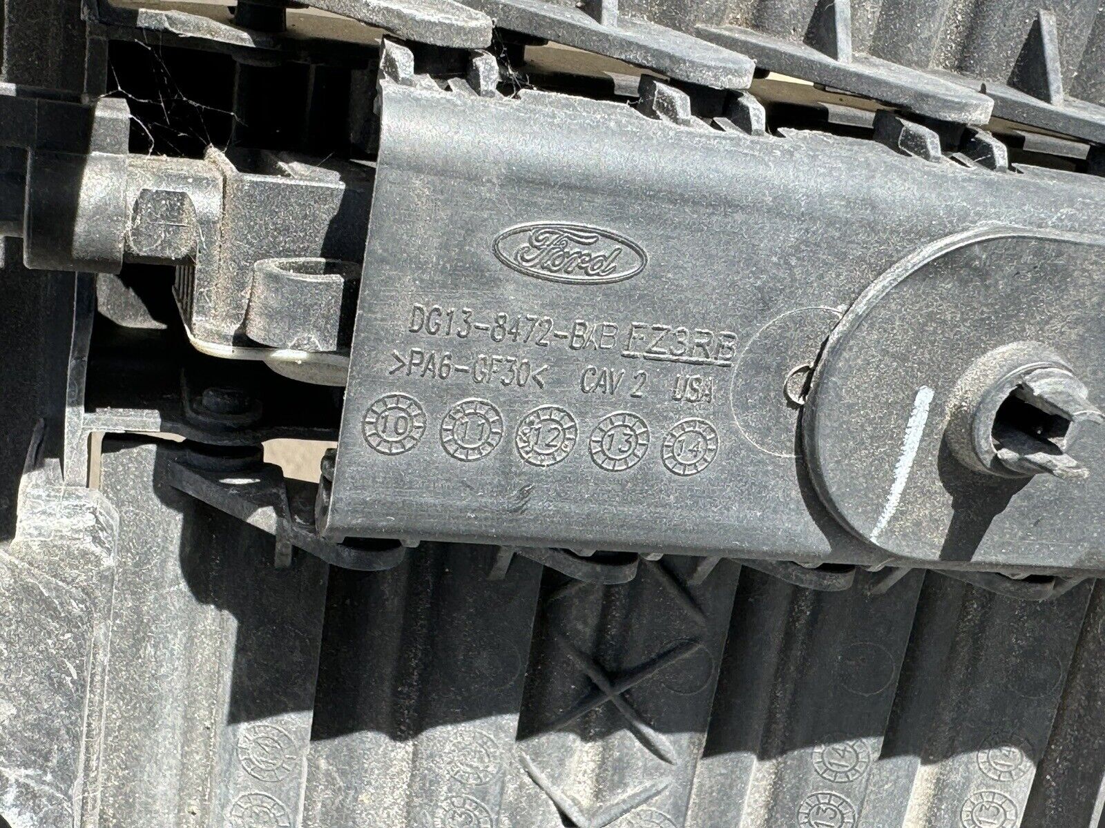 2013-2019 Ford Taurus OEM Radiator Grille Grill Shutter Assembly w/ Motor