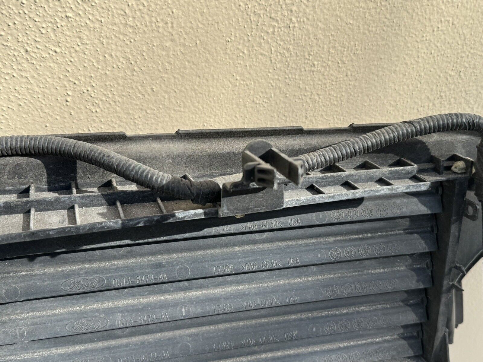 2013-2019 Ford Taurus OEM Radiator Grille Grill Shutter Assembly w/ Motor