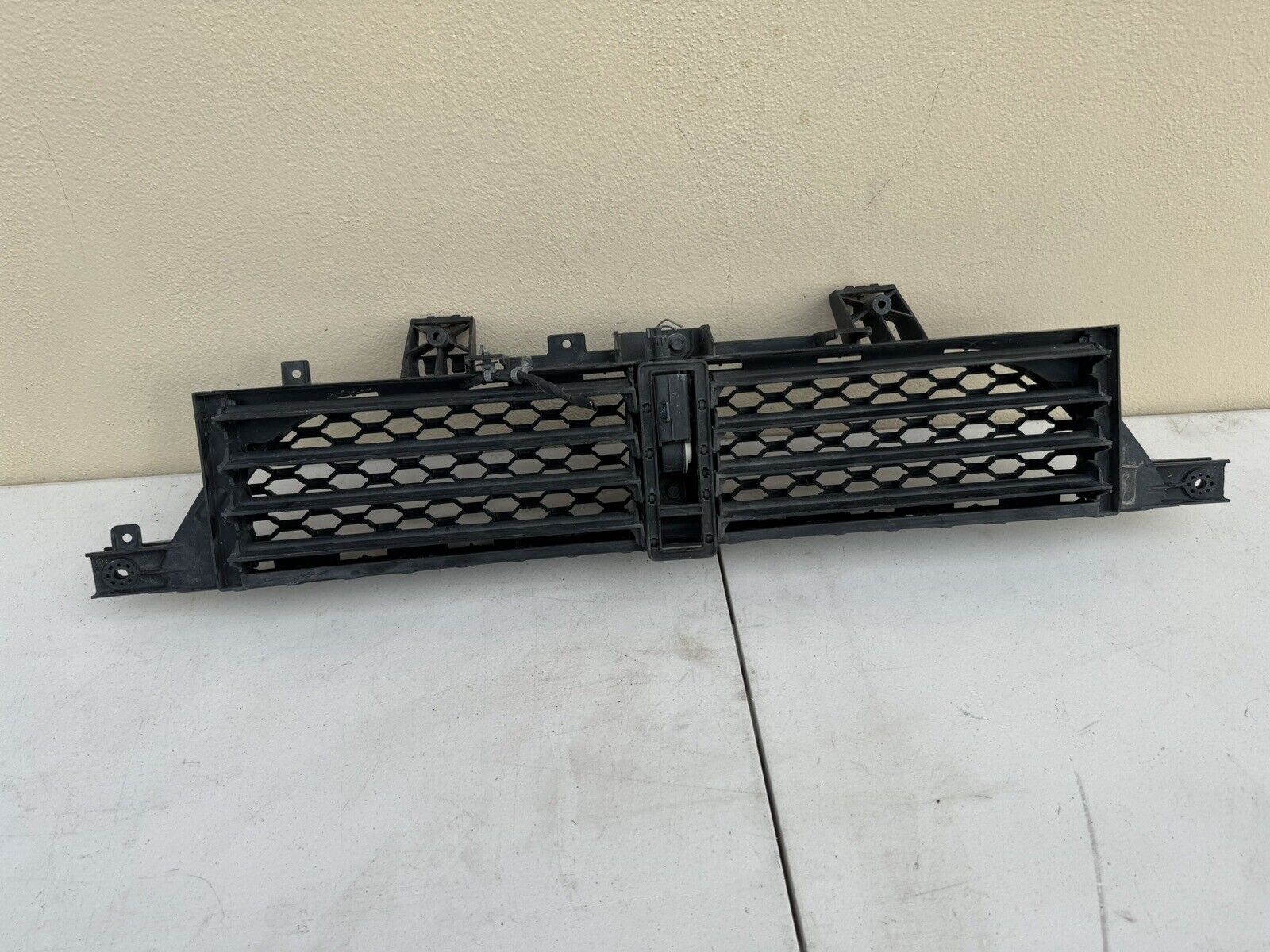 2013-2016 Dodge Dart Lower Front Bumper Active Grille Shutter Assembly OEM