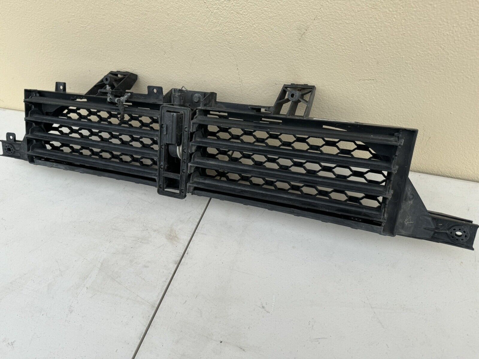 2013-2016 Dodge Dart Lower Front Bumper Active Grille Shutter Assembly OEM