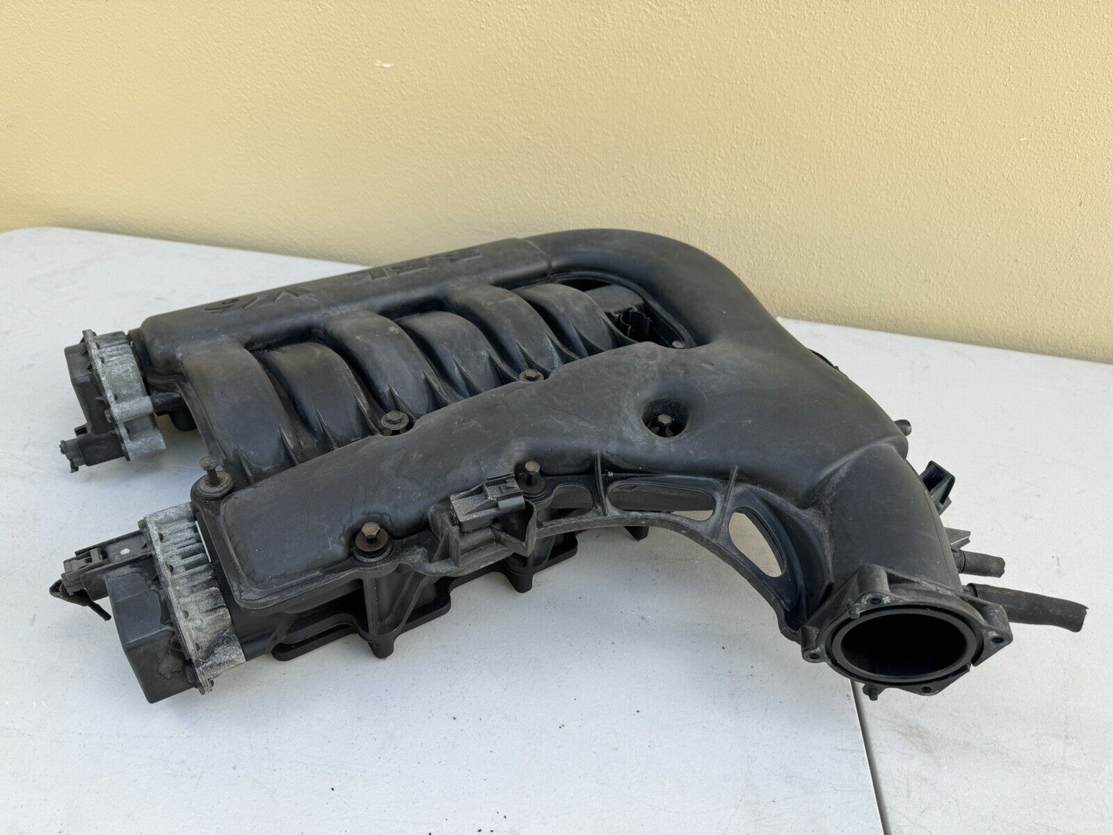 05-06 Chrysler 300 DODGE CHARGER upper intake manifold 3.5L V6 OEM