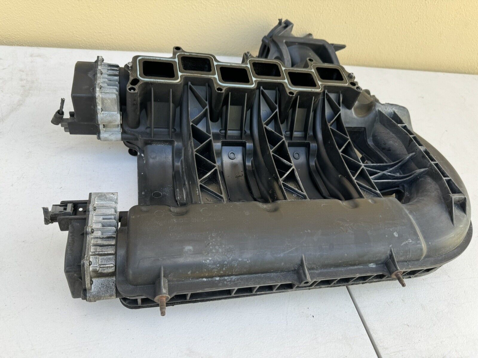 05-06 Chrysler 300 DODGE CHARGER upper intake manifold 3.5L V6 OEM