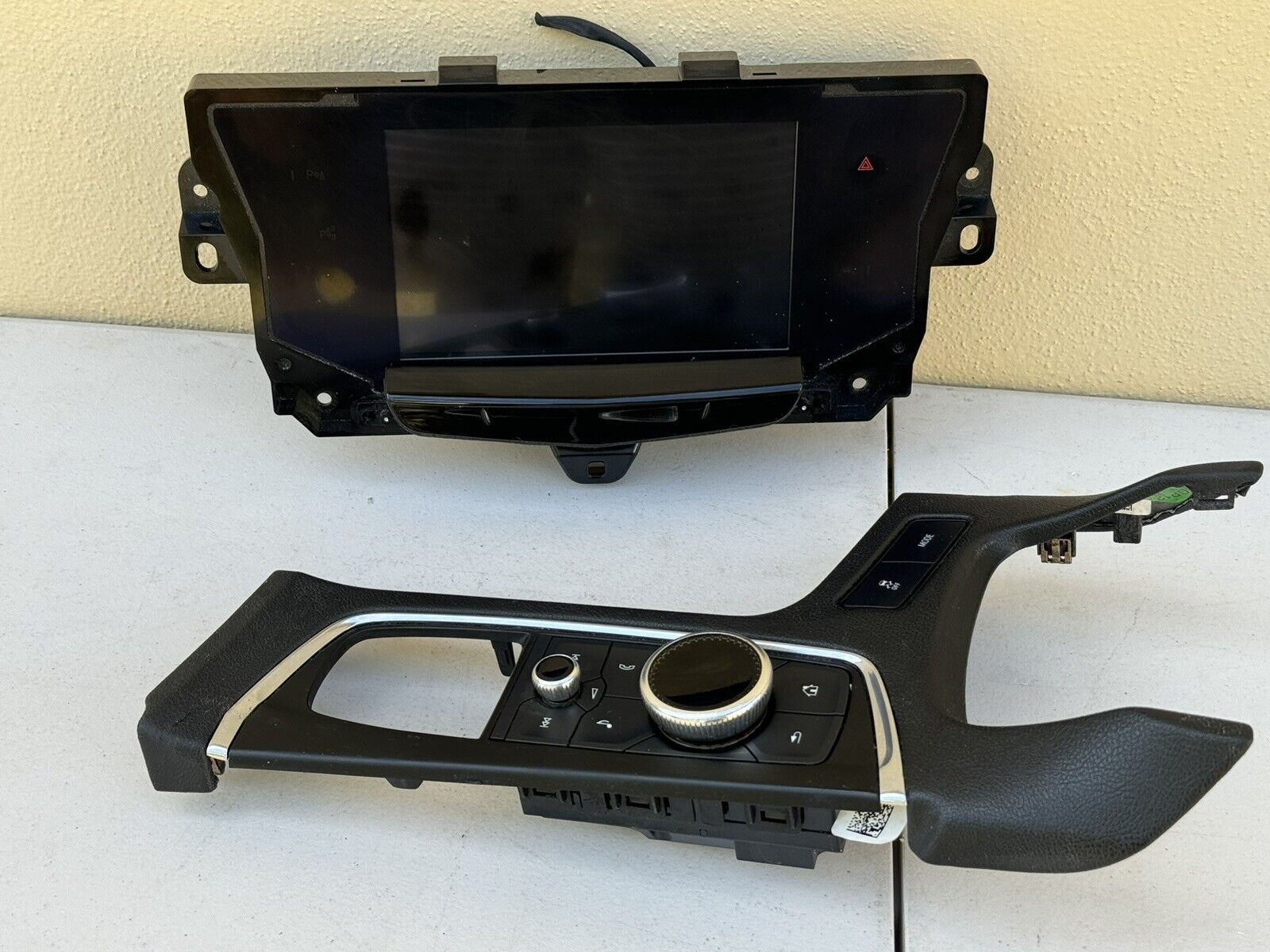 2020-2021 CADILLAC XT6 Control Panel Screen Display Shifter Bezel w/Switches